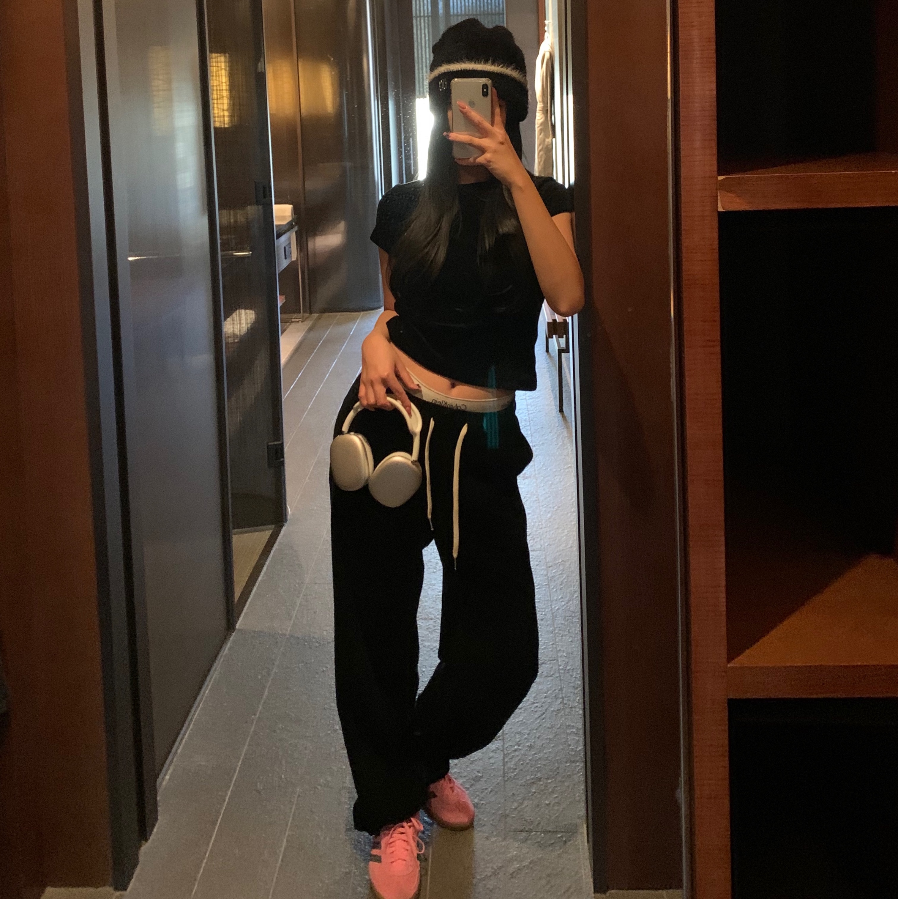 (W) Adidas Gazelle Indoor Bliss Pink, Apple AirPods Max Lightning Silver (Korean Ver.) 착용 스타일 - 1