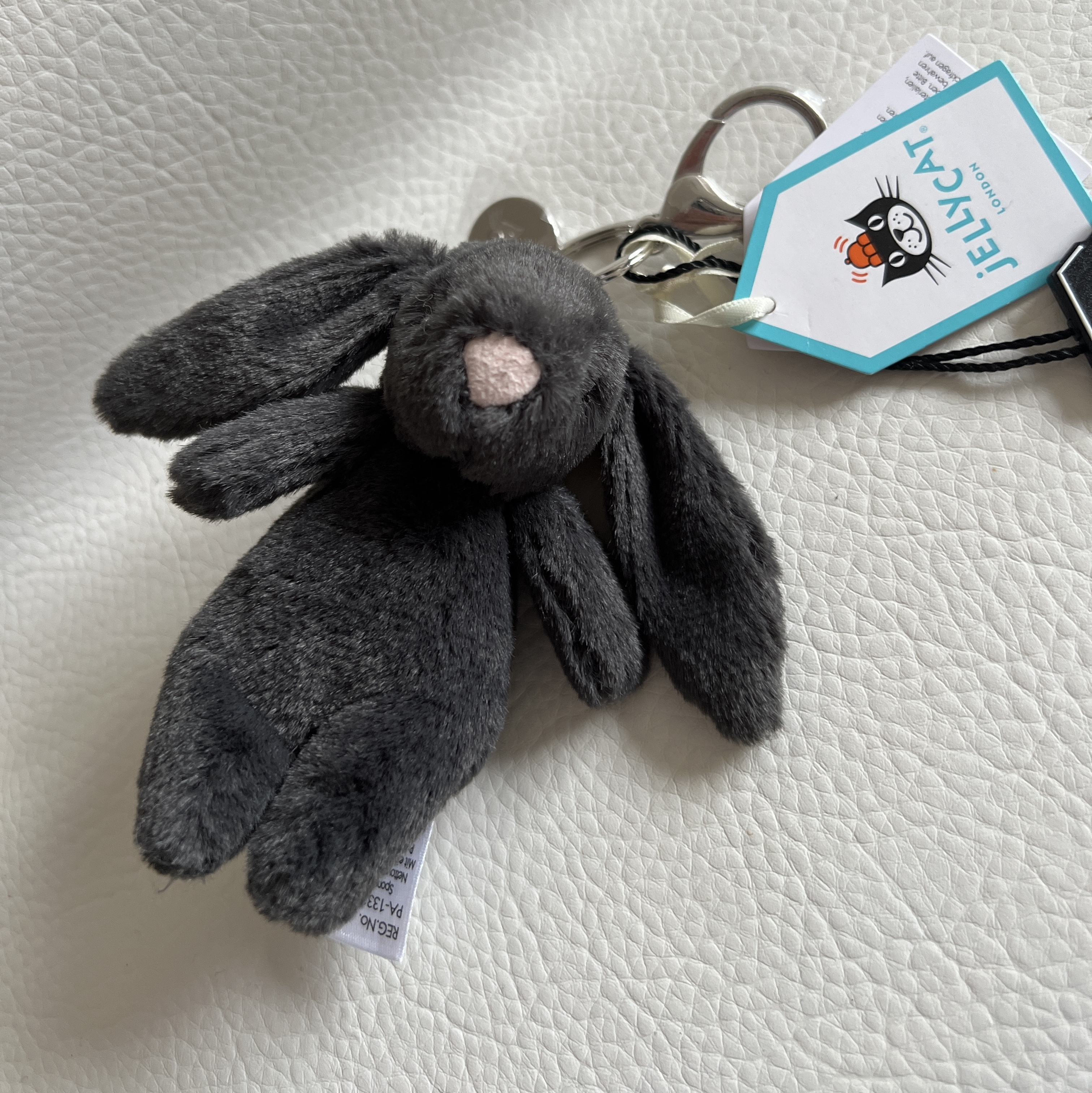 Jellycat Bashful Bunny Bag Charm Ink 착용 스타일