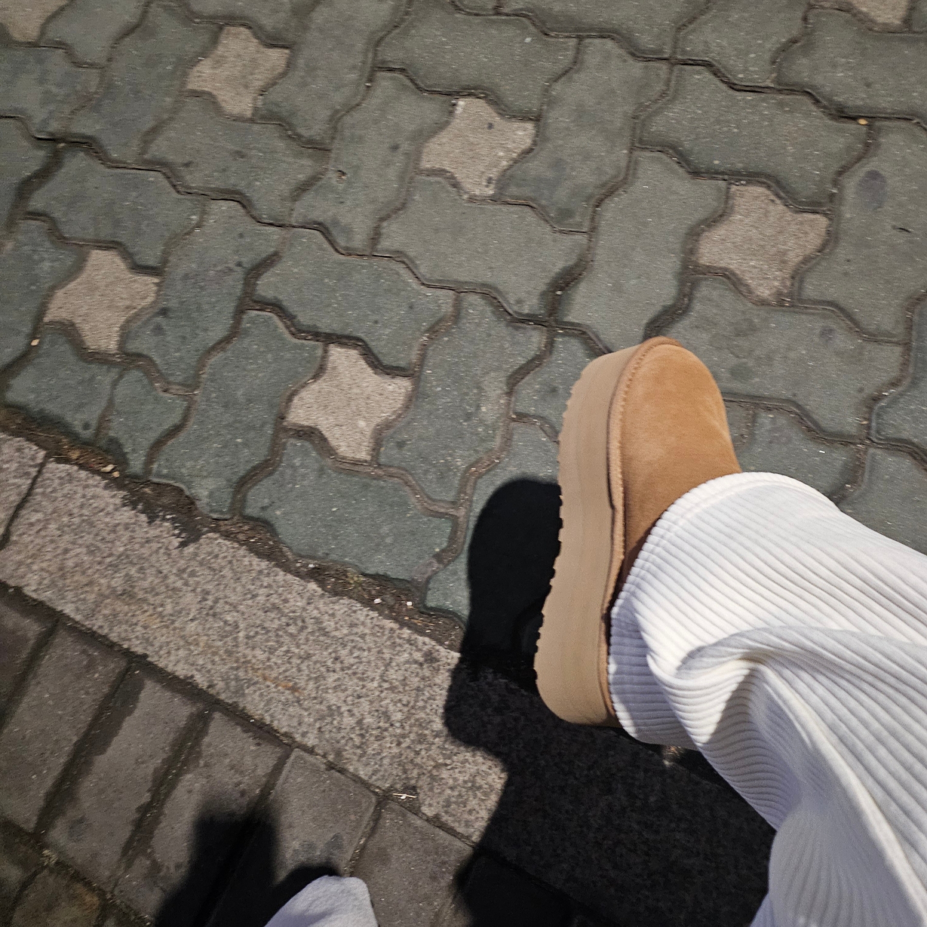 (W) UGG Classic Ultra Mini Platform Boots Chestnut 착용 스타일 - 1