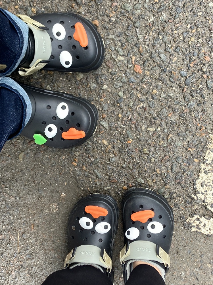 Crocs All Terrian Lined Clog Black 착용 스타일
