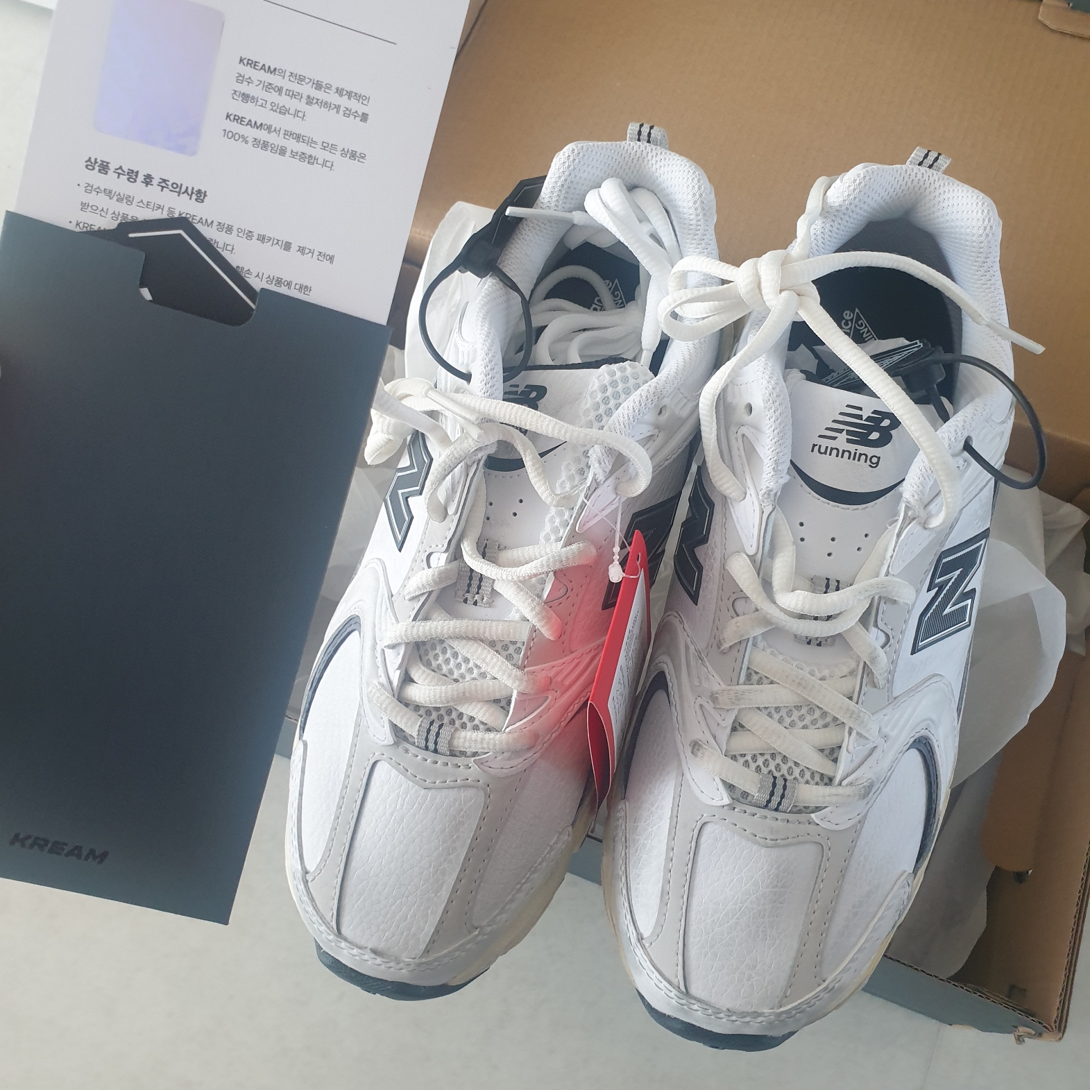 New Balance 530 Vintage White Gum 착용 스타일