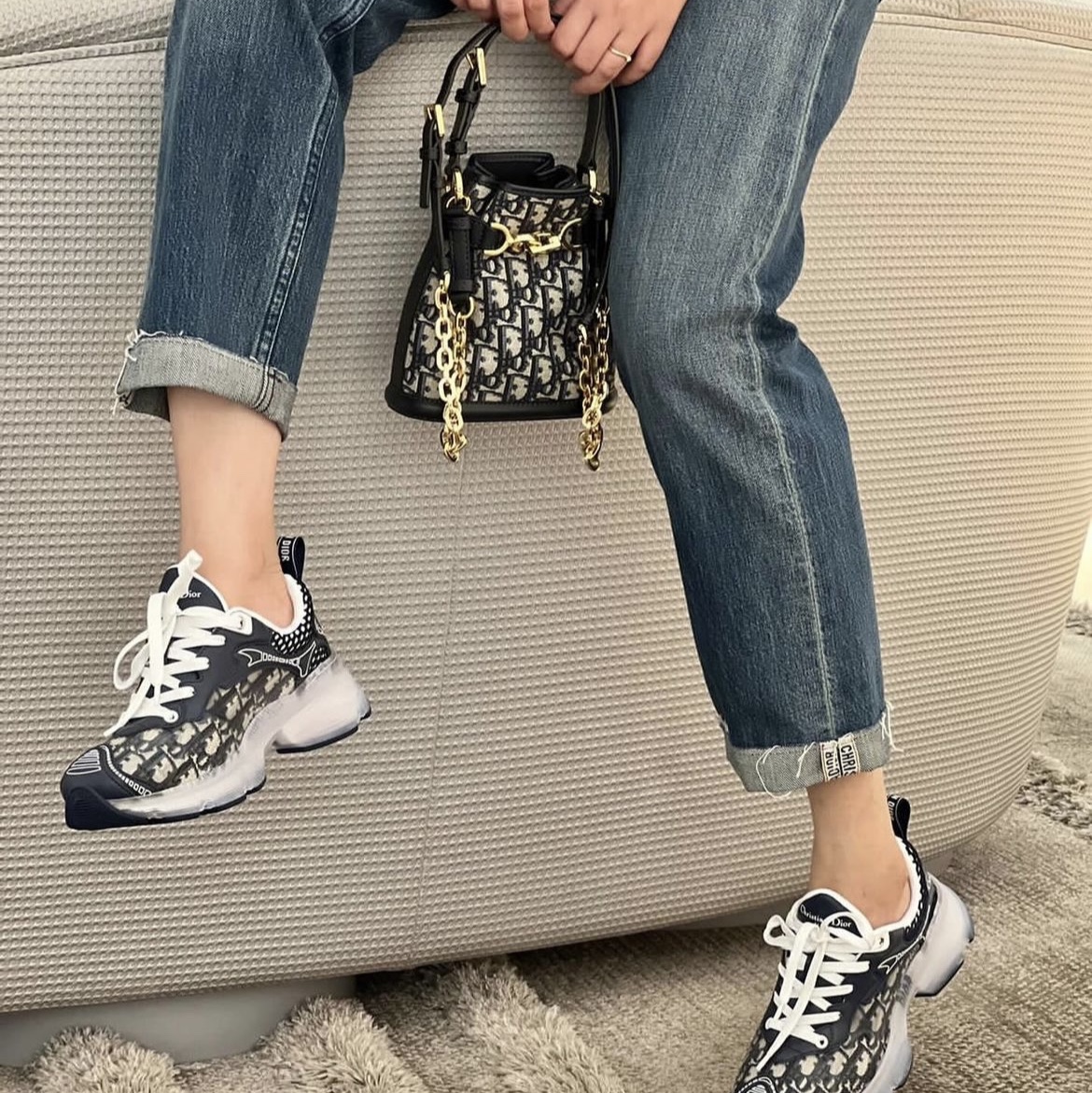 (W) Dior Vibe Sneakers Deep Blue Dior Oblique Technical Fabric Transparent Rubber 착용 스타일