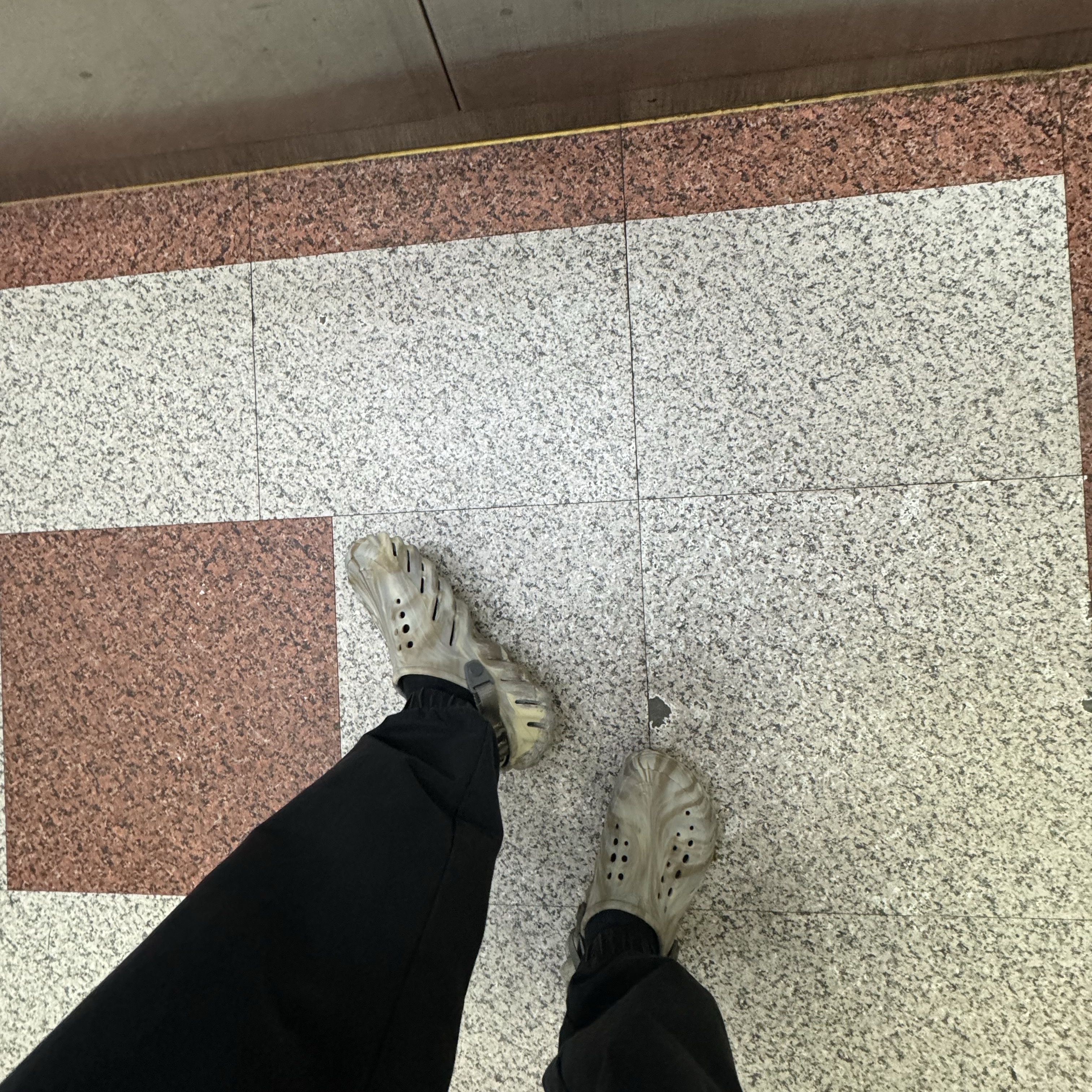 Crocs Echo Marbled Clog Bone Multi 착용 스타일
