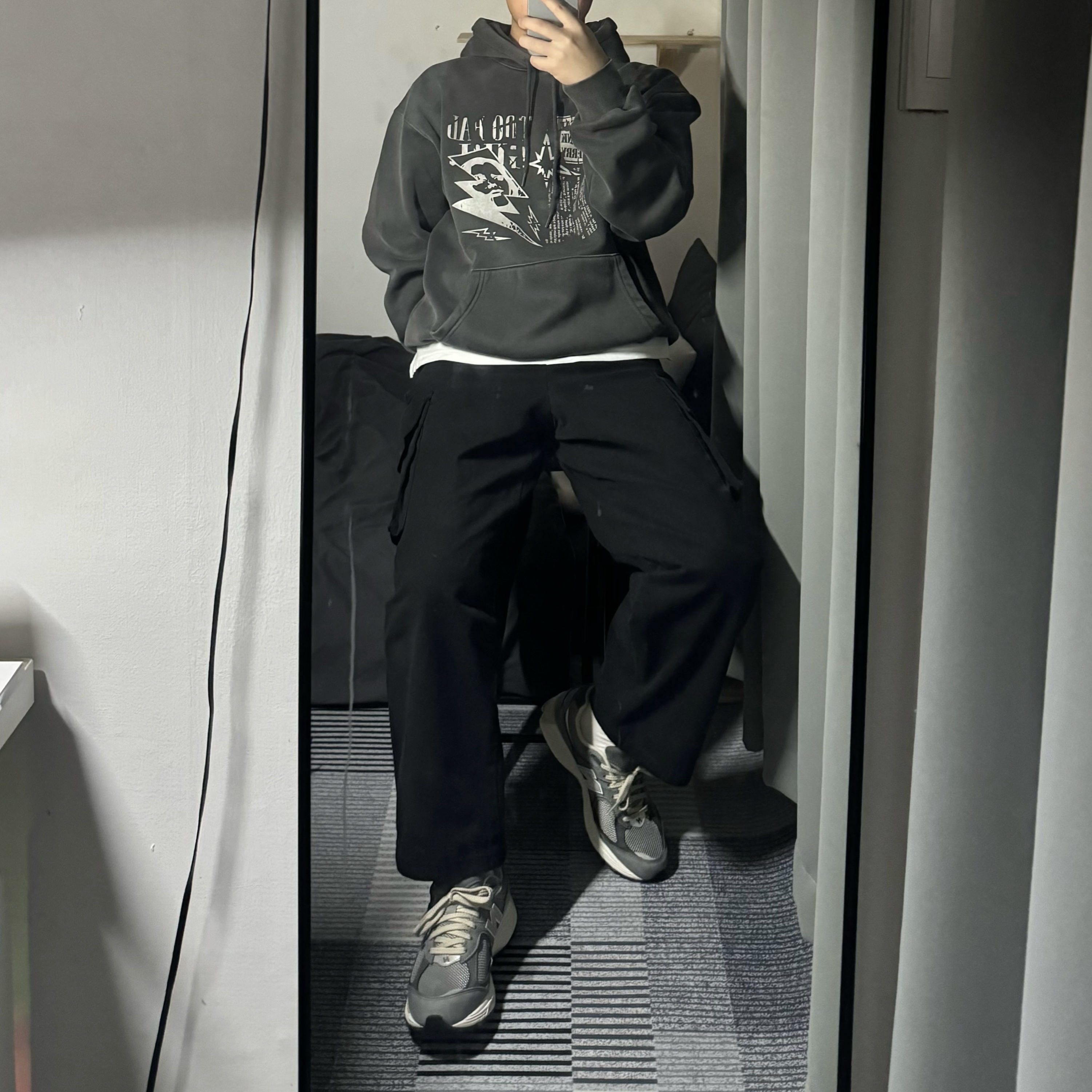 뉴발란스 2002R 프리미엄 빈티지 그레이 착용 스타일