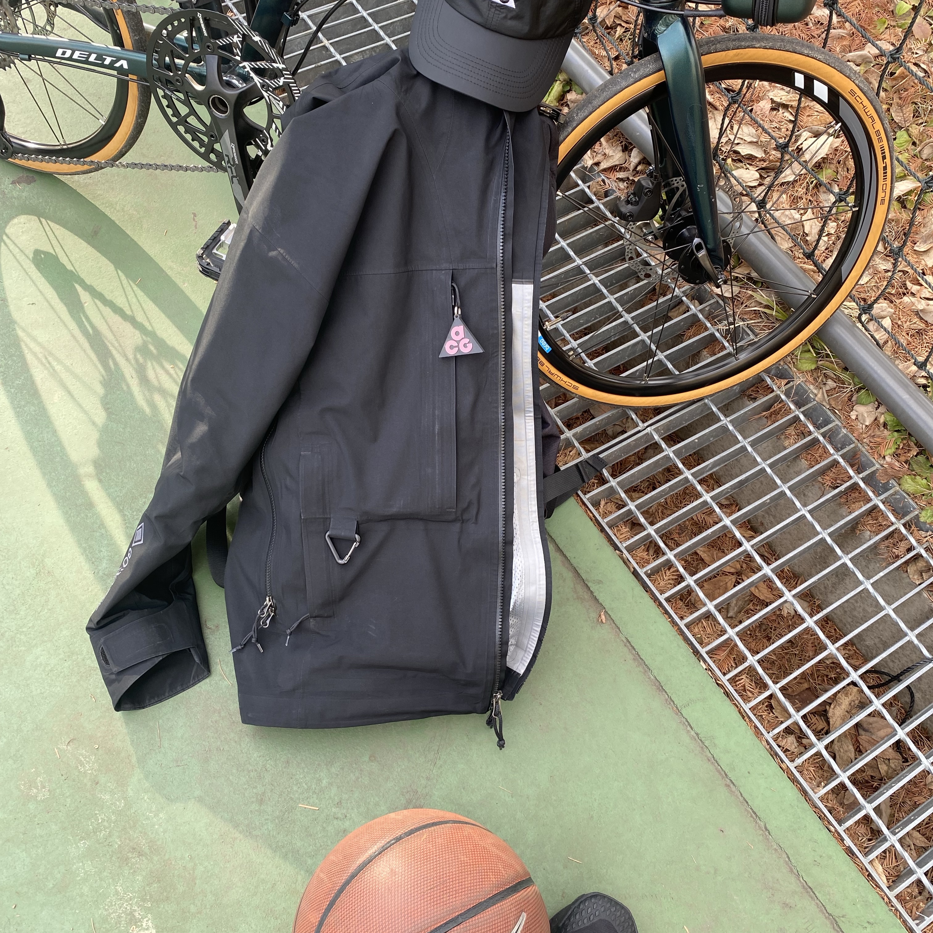 Nike ACG Trail Cap Black, Nike ACG Gore-Tex Misery Ridge Jacket Black - US/EU 착용 스타일 - 1