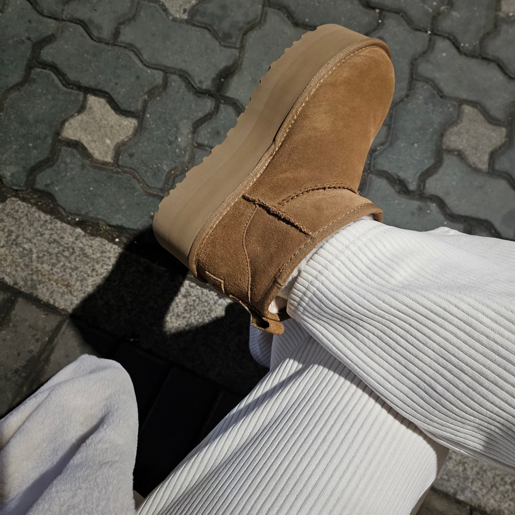 (W) UGG Classic Ultra Mini Platform Boots Chestnut 착용 스타일 - 2