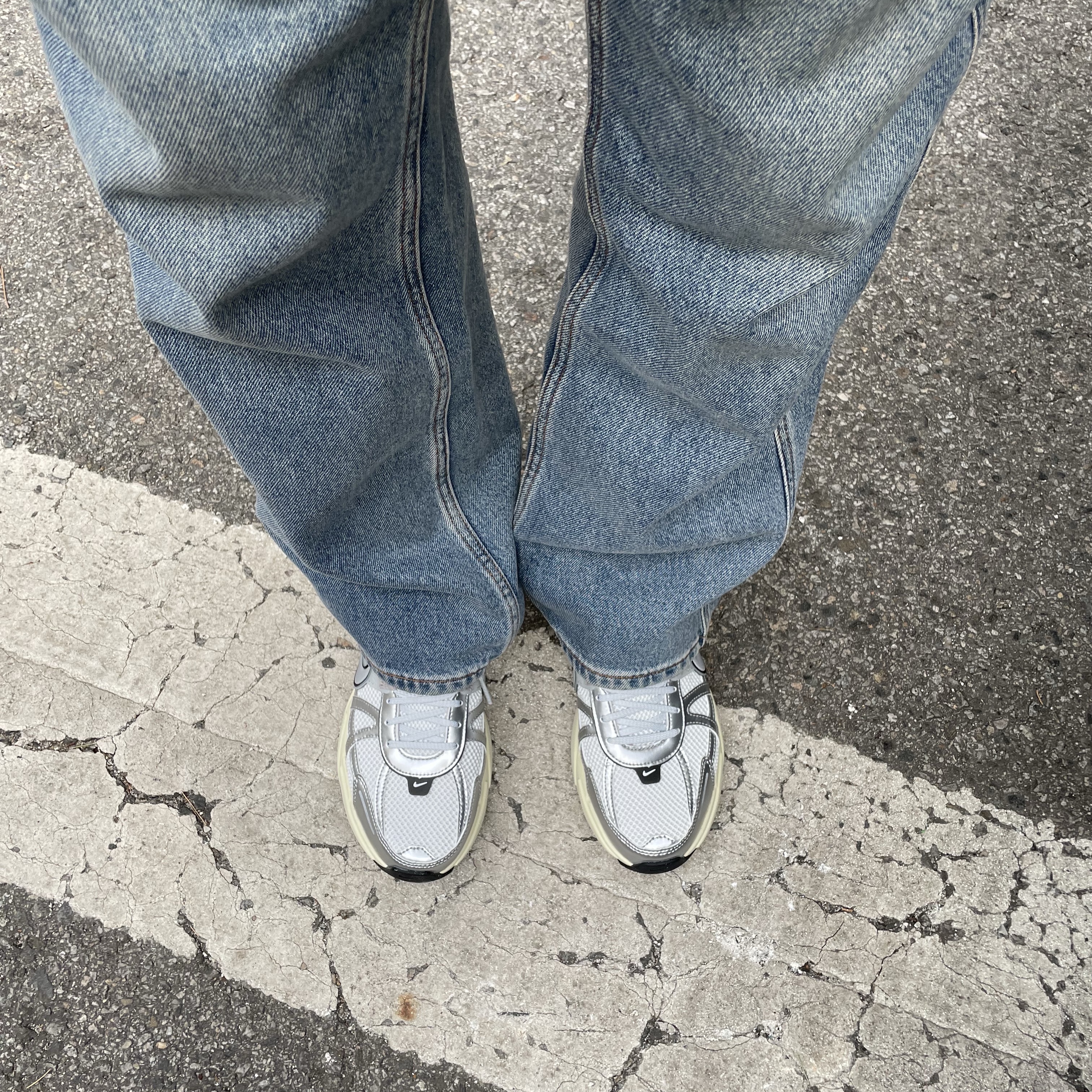 Nike V2K Run Summit White Metallic Silver 착용 스타일