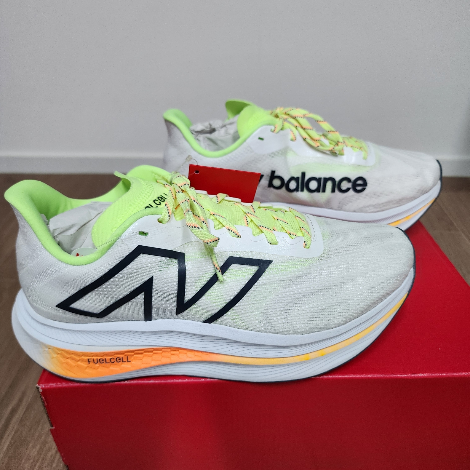 New Balance Fuelcell Supercomp Trainer v2 White Hot Mango - 2E Wide 착용 스타일 - 2