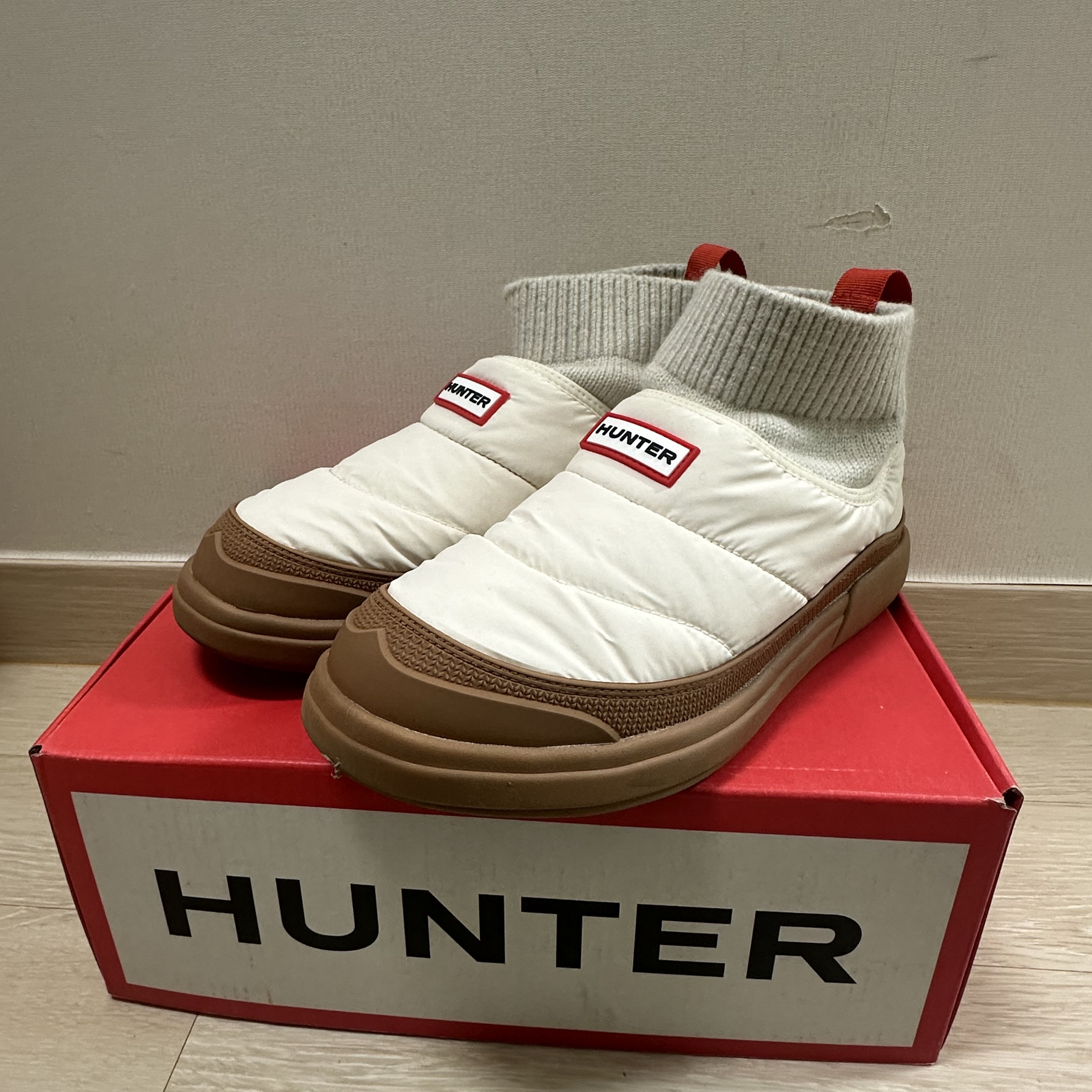 (W) Hunter In Out Puffer Knit Cuff Boots White Willow 착용 스타일 - 1