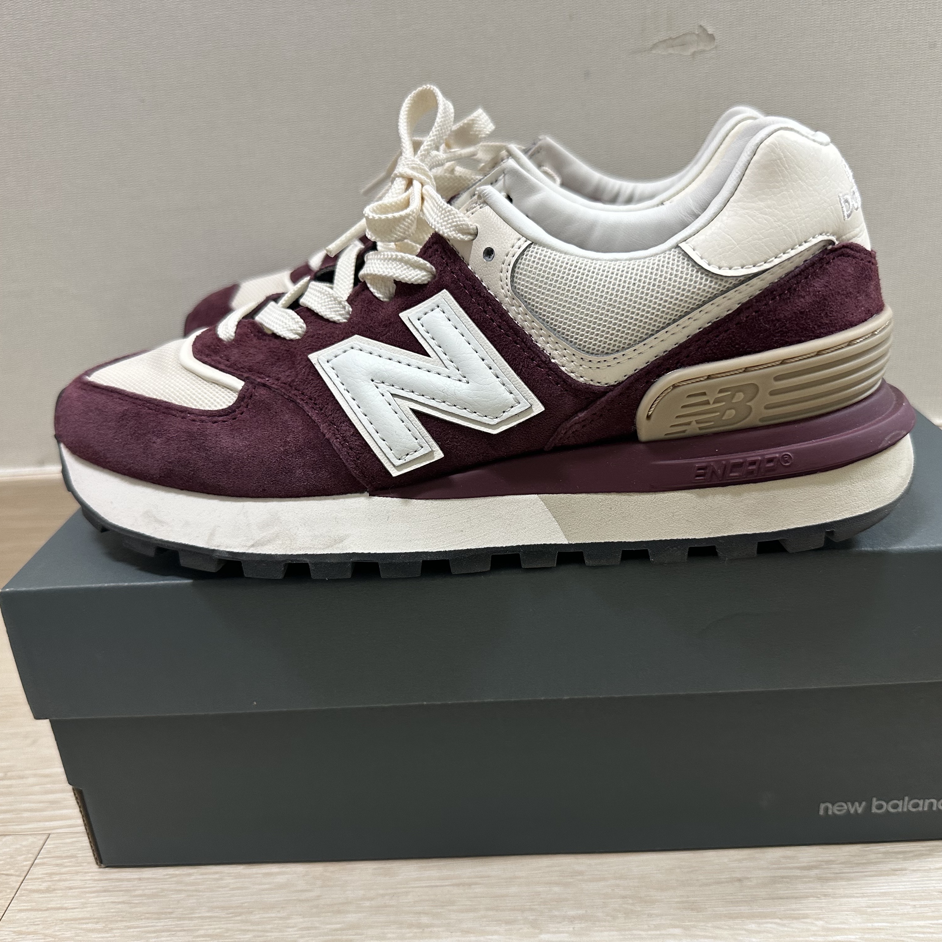 New Balance 574 Legacy Burgundy Angora 착용 스타일 - 2