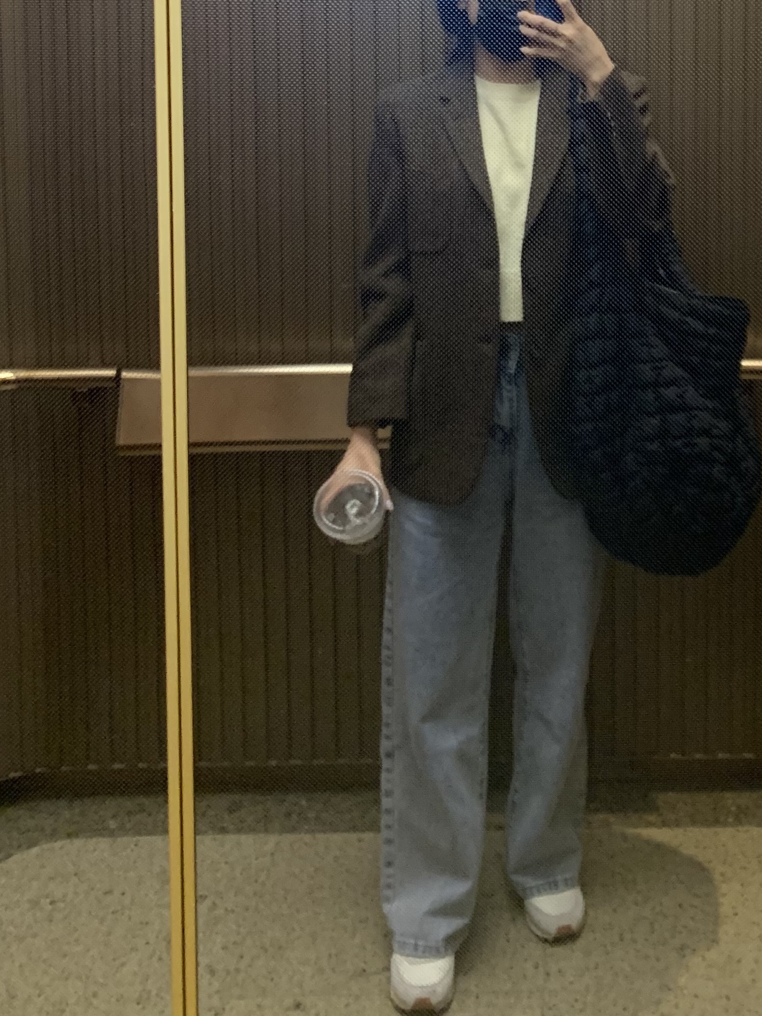 (W) Nike Daybreak Summit White, COS Quilted Oversized Shoulder Bag Black 착용 스타일
