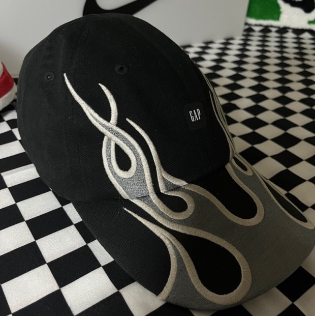 Yeezy Gap Engineered By Balenciaga Flame Cap Black 착용 스타일