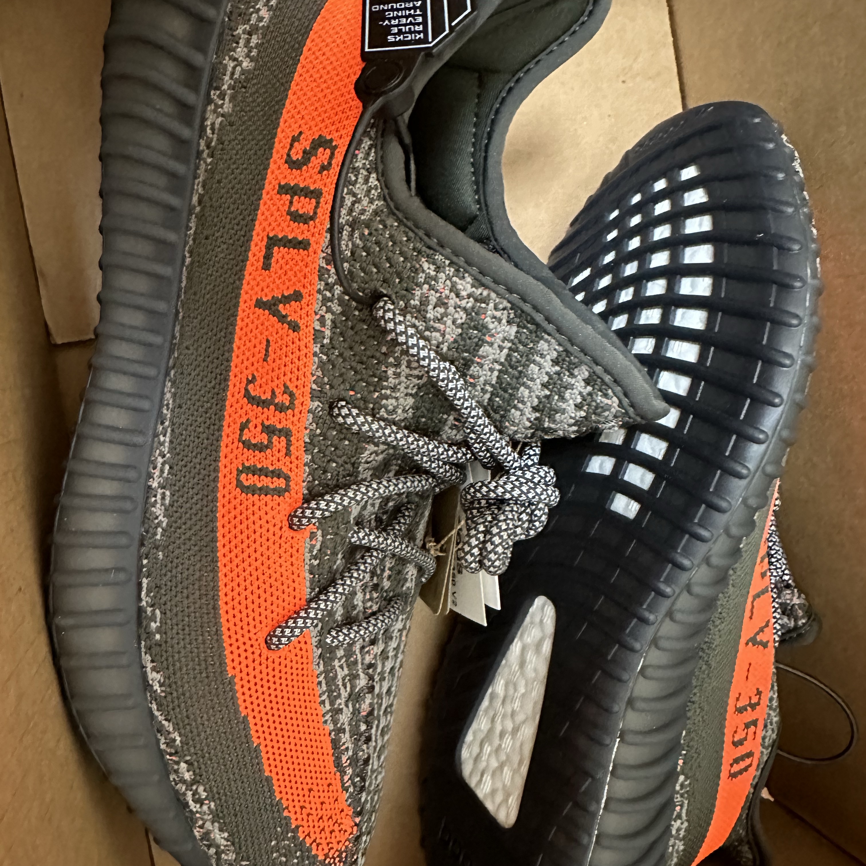 Adidas Yeezy Boost 350 V2 Carbon Beluga 착용 스타일 - 2