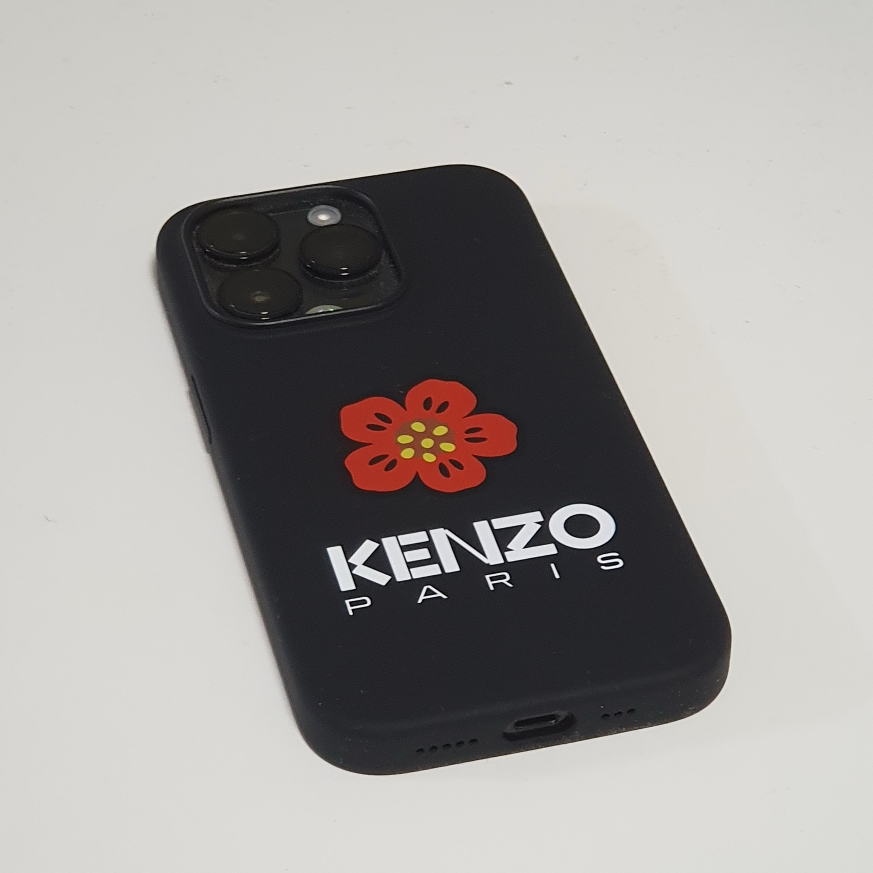 Kenzo iPhone 14 Pro Boke Flower Case Black 착용 스타일 - 1