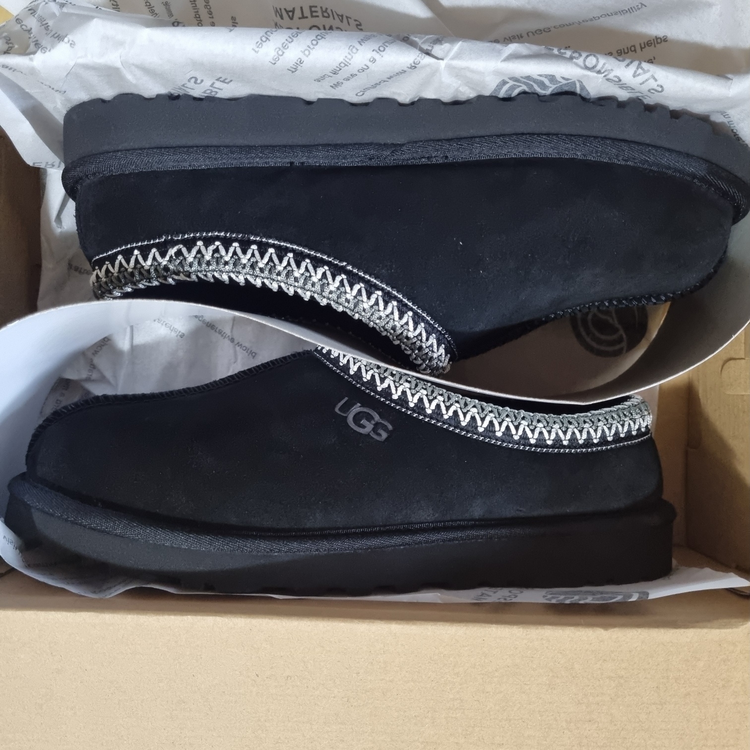 UGG Tasman Black 착용 스타일