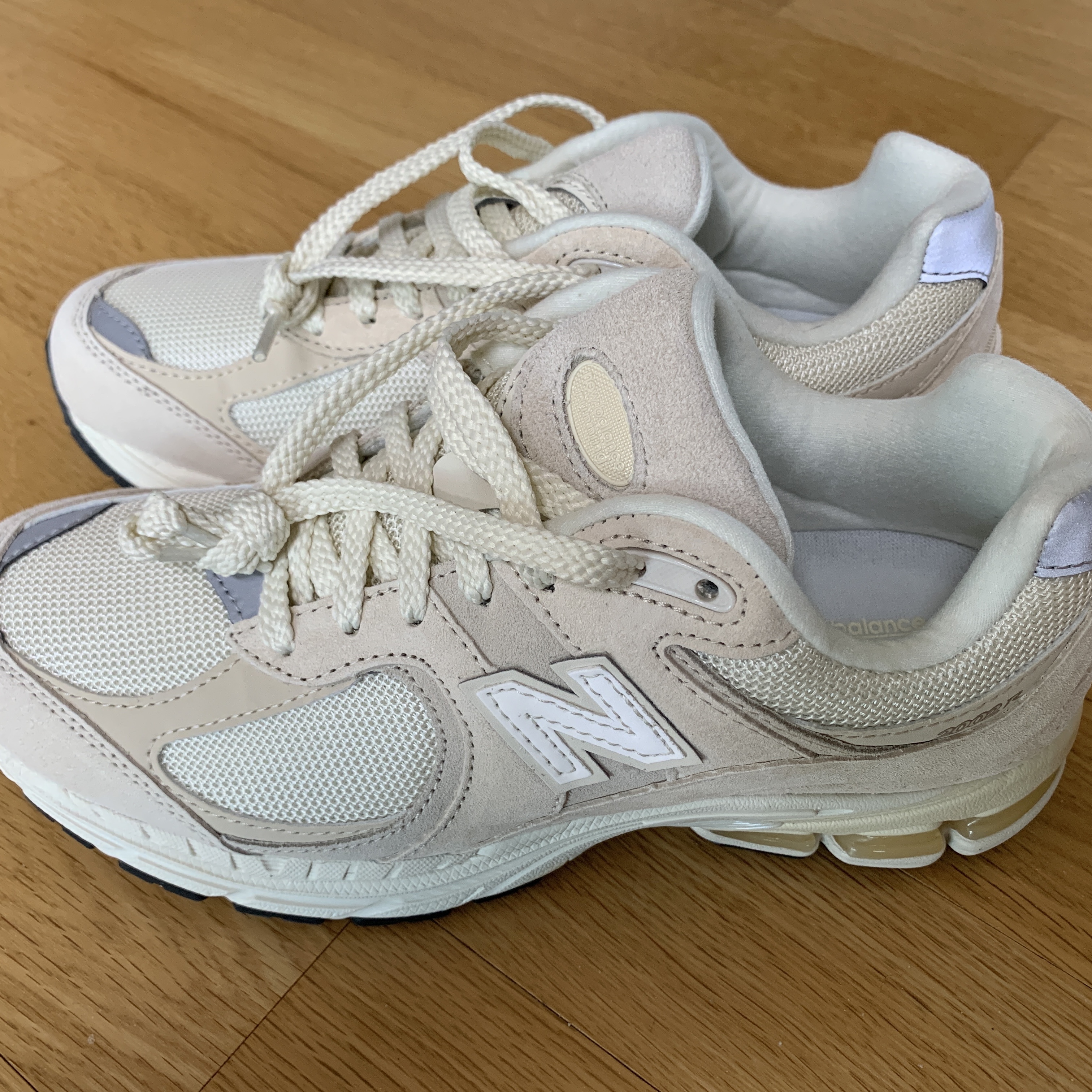 New Balance 2002R Beige Calm Taupe 착용 스타일 - 1
