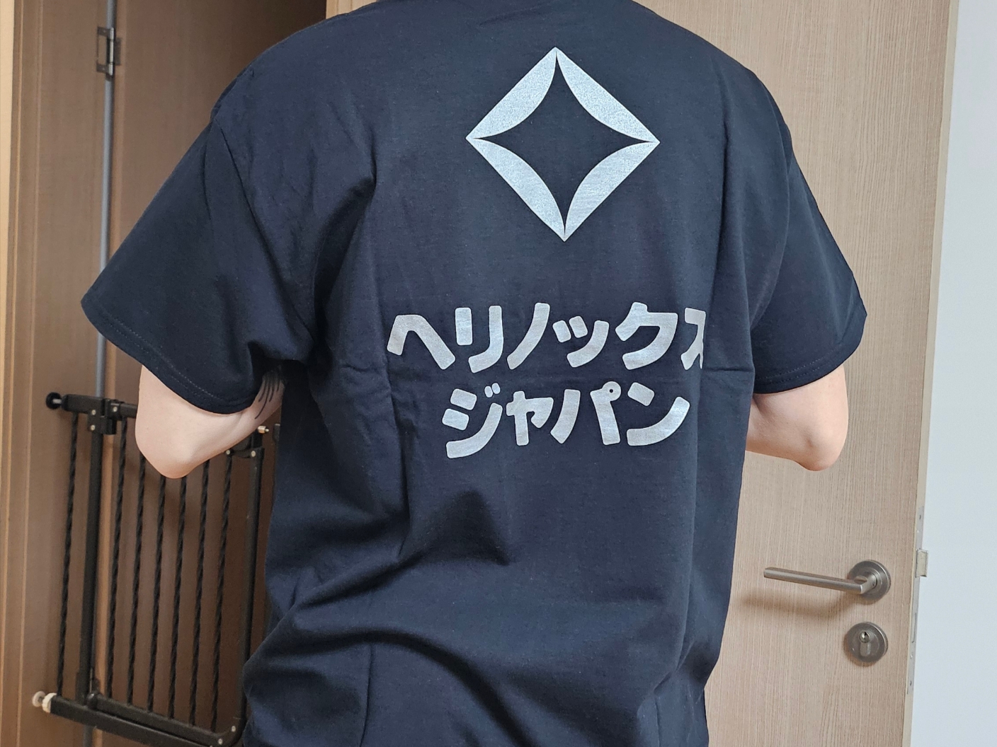 헬리녹스 카타카나 로고 티셔츠 블랙 착용 스타일