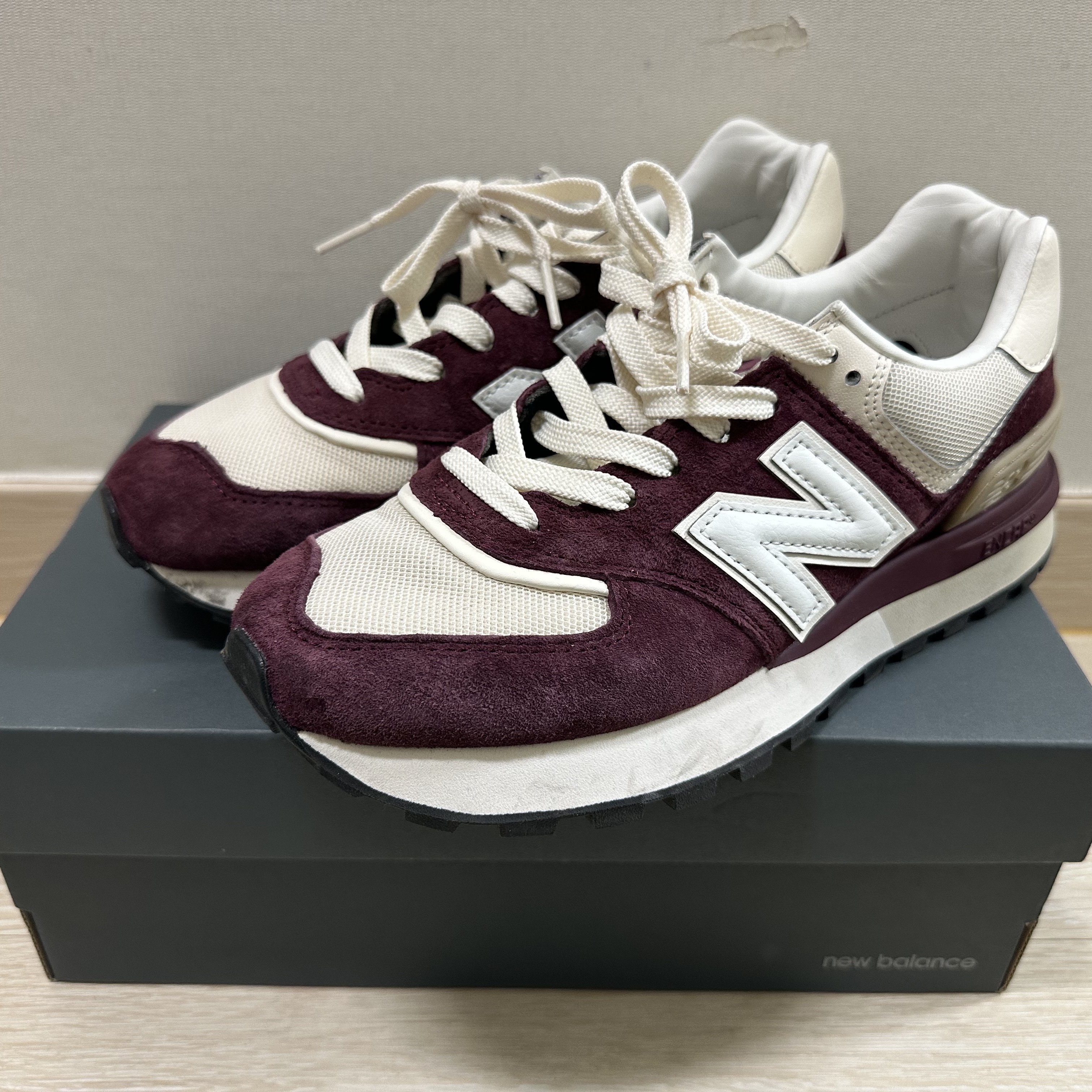 New Balance 574 Legacy Burgundy Angora 착용 스타일 - 1