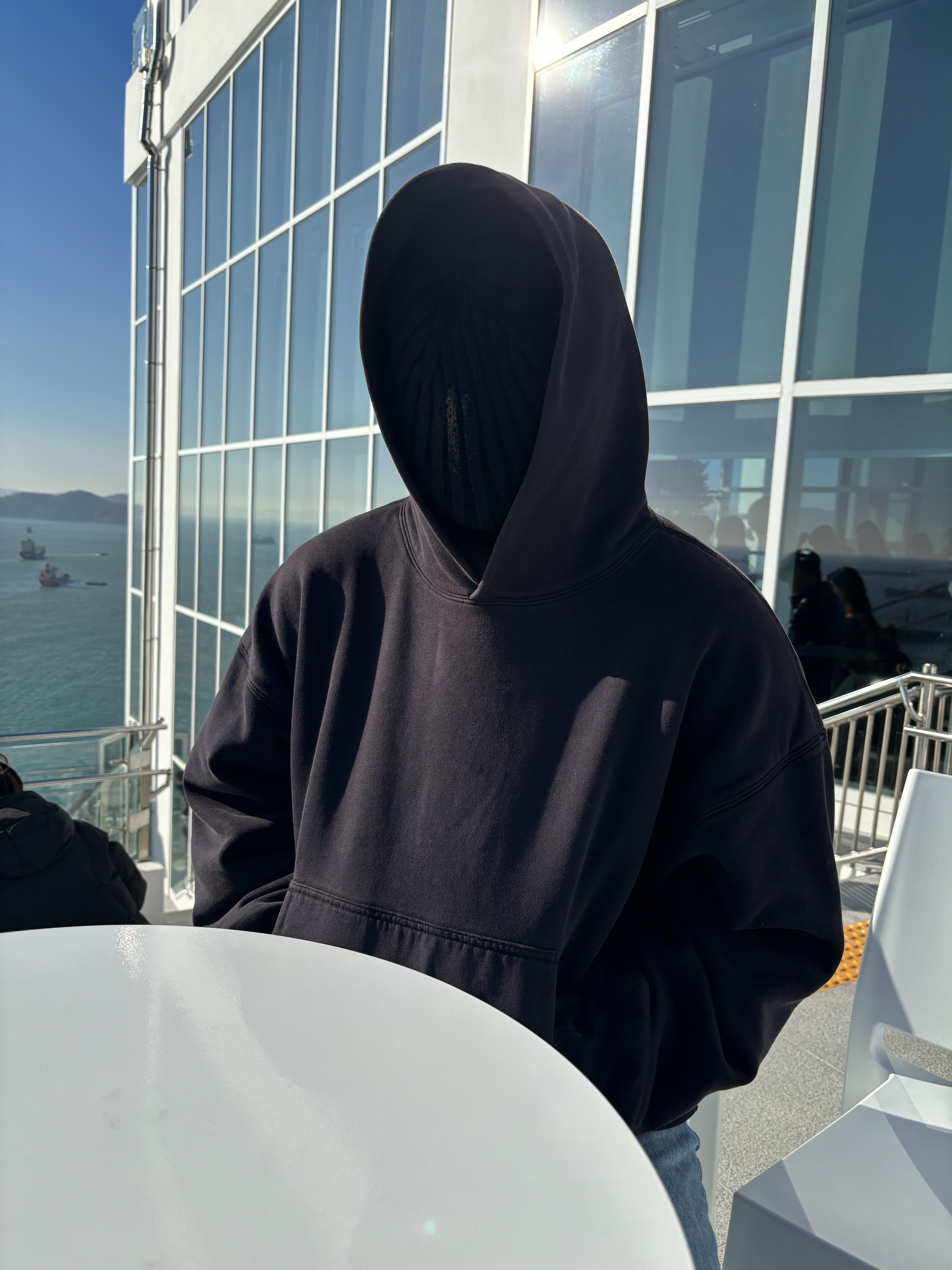 Yeezy Gap Hoodie Black 착용 스타일 - 1