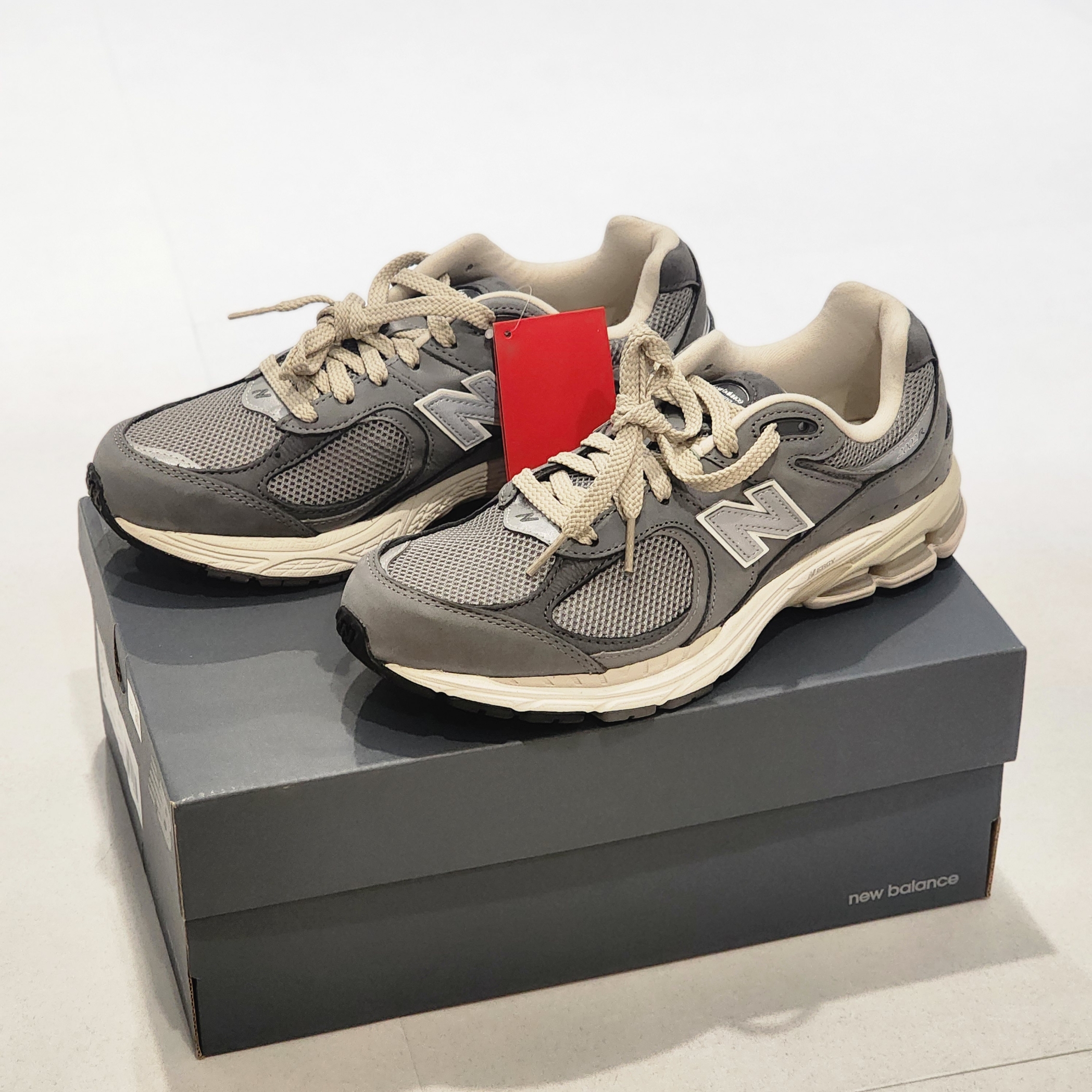 New Balance 2002R Premium Vintage Grey 착용 스타일