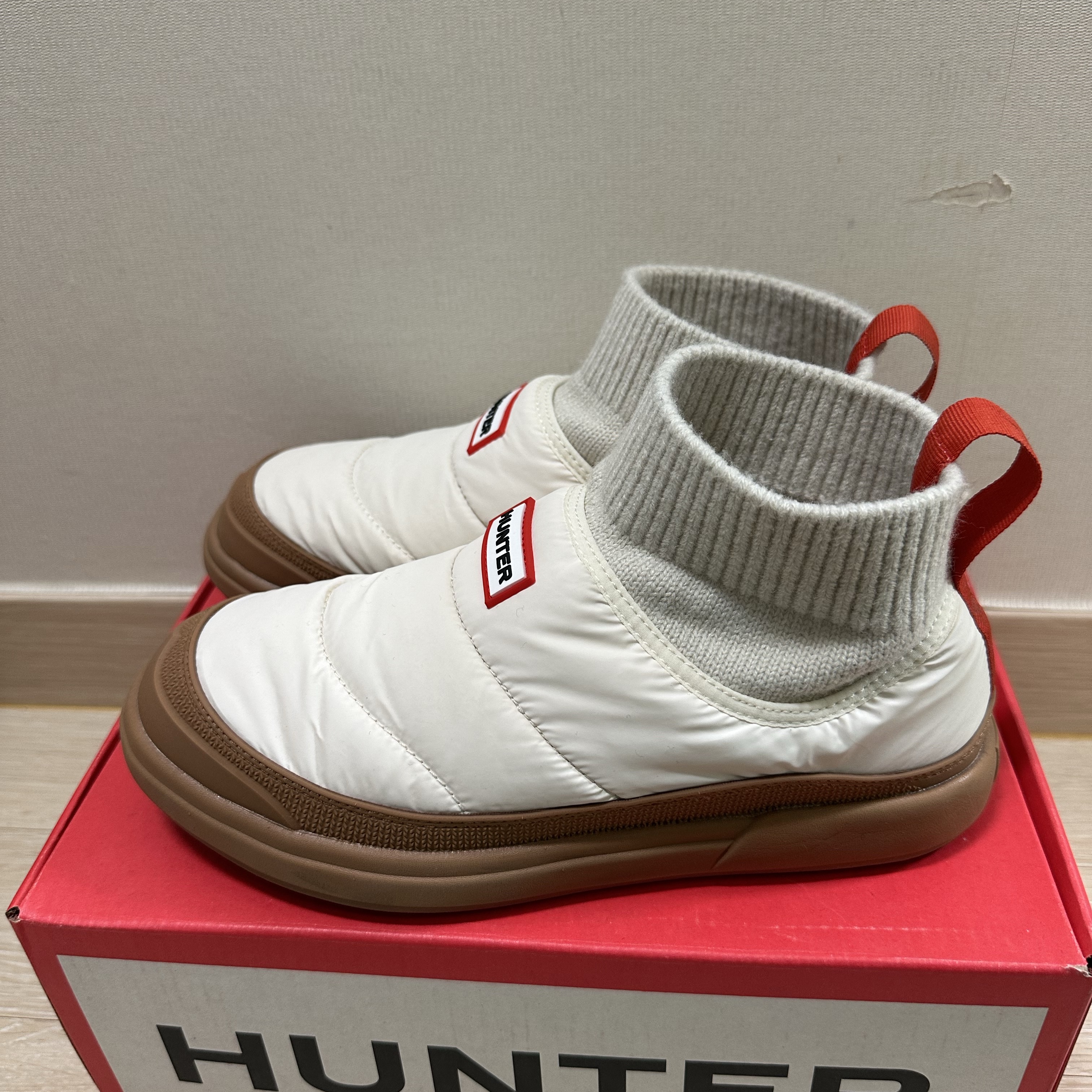 (W) Hunter In Out Puffer Knit Cuff Boots White Willow 착용 스타일 - 2