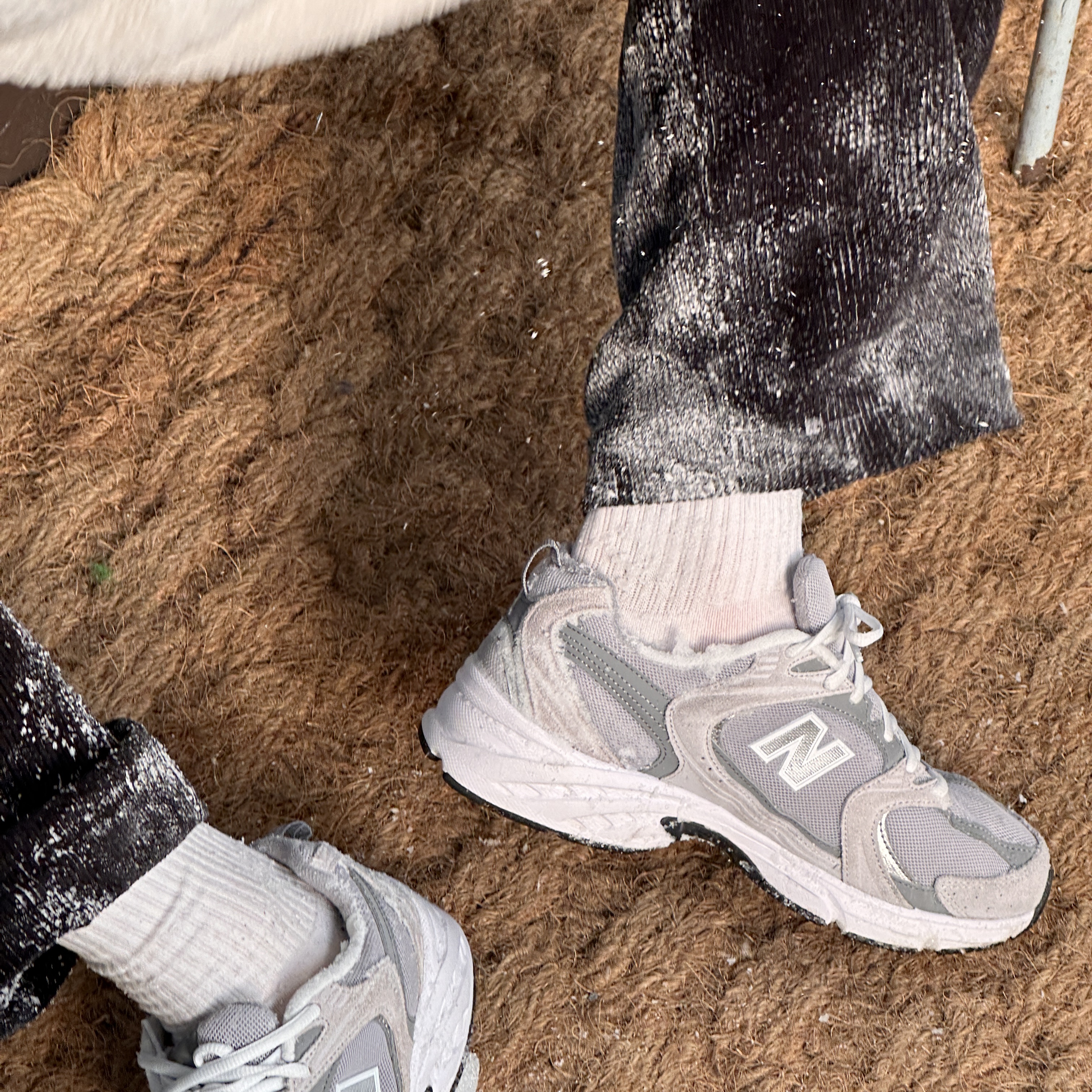 New Balance 530 Grey 착용 스타일