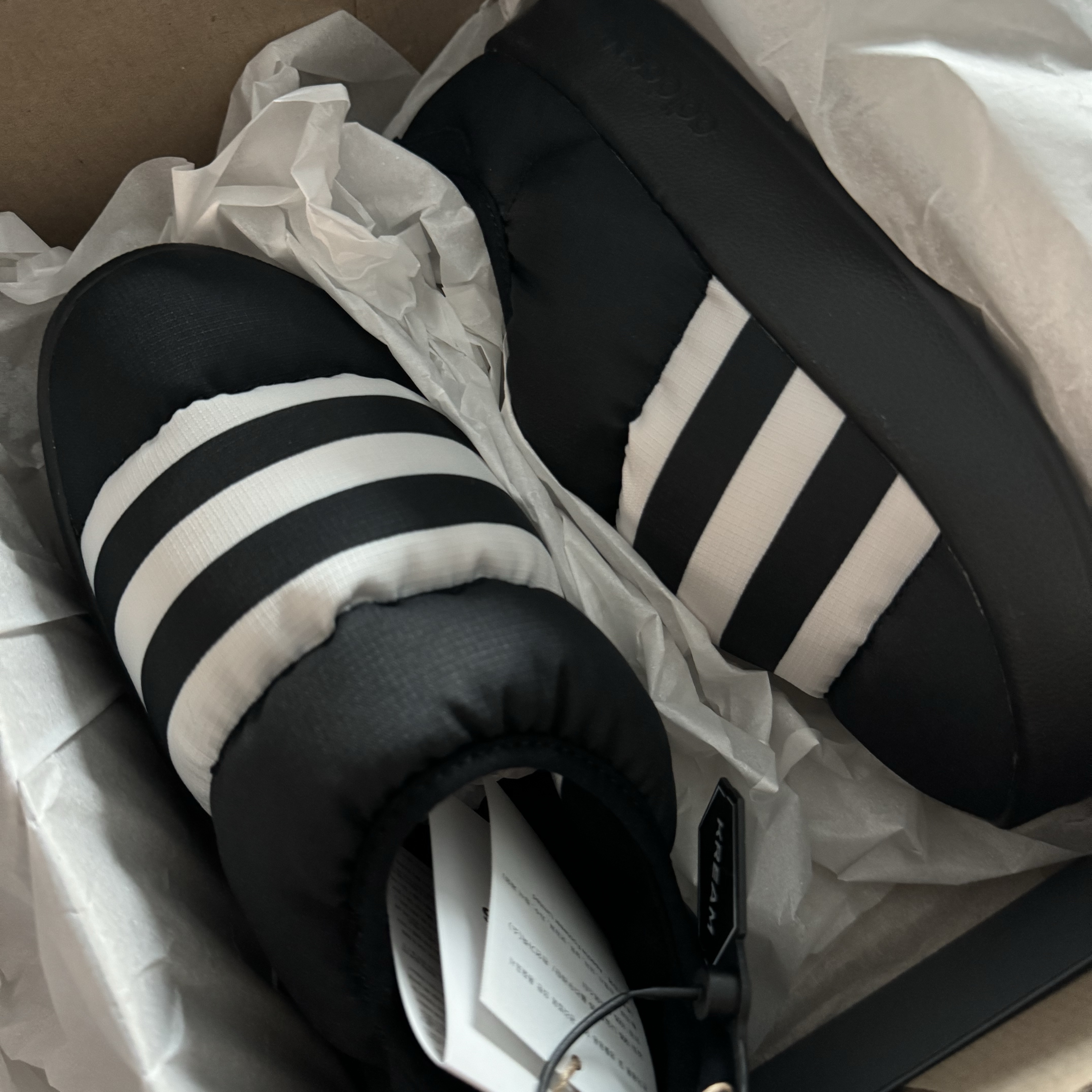 Adidas Puffylette Core Black 착용 스타일