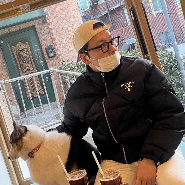 Prada Re-Nylon Padded Down Jacket Black 착용 스타일