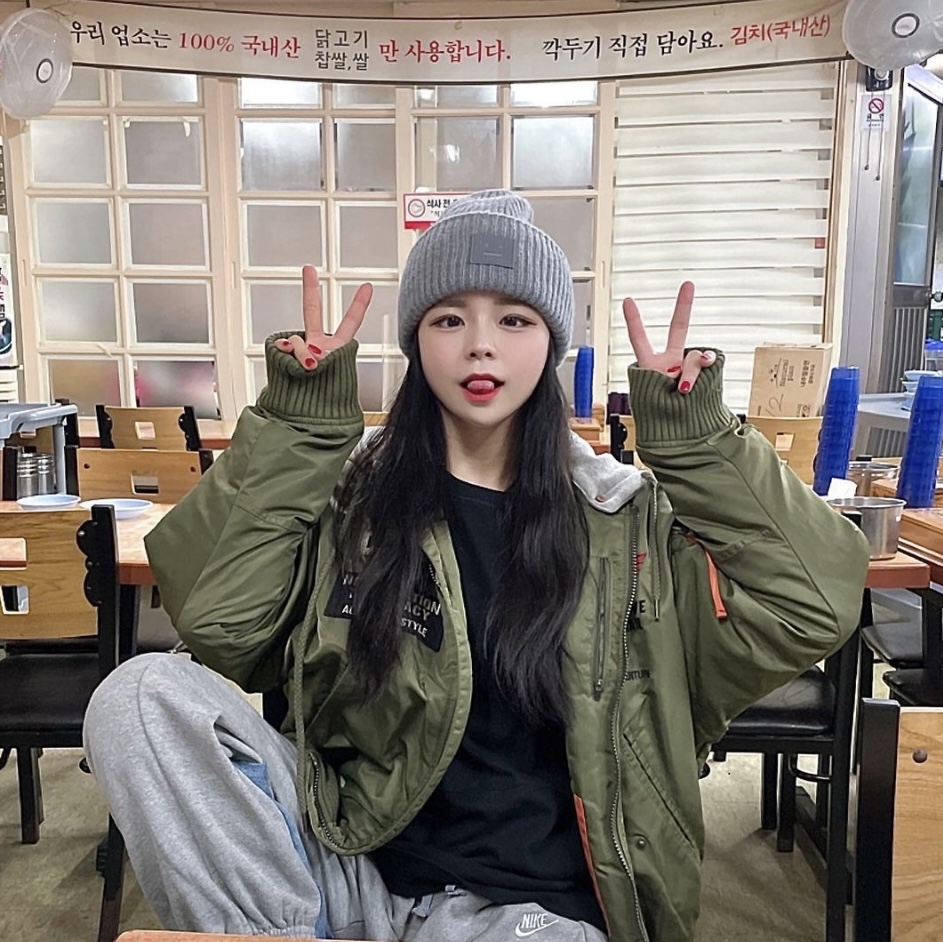 아크네 스튜디오 라지 페이스 로고 비니 그레이 멜란지 착용 스타일