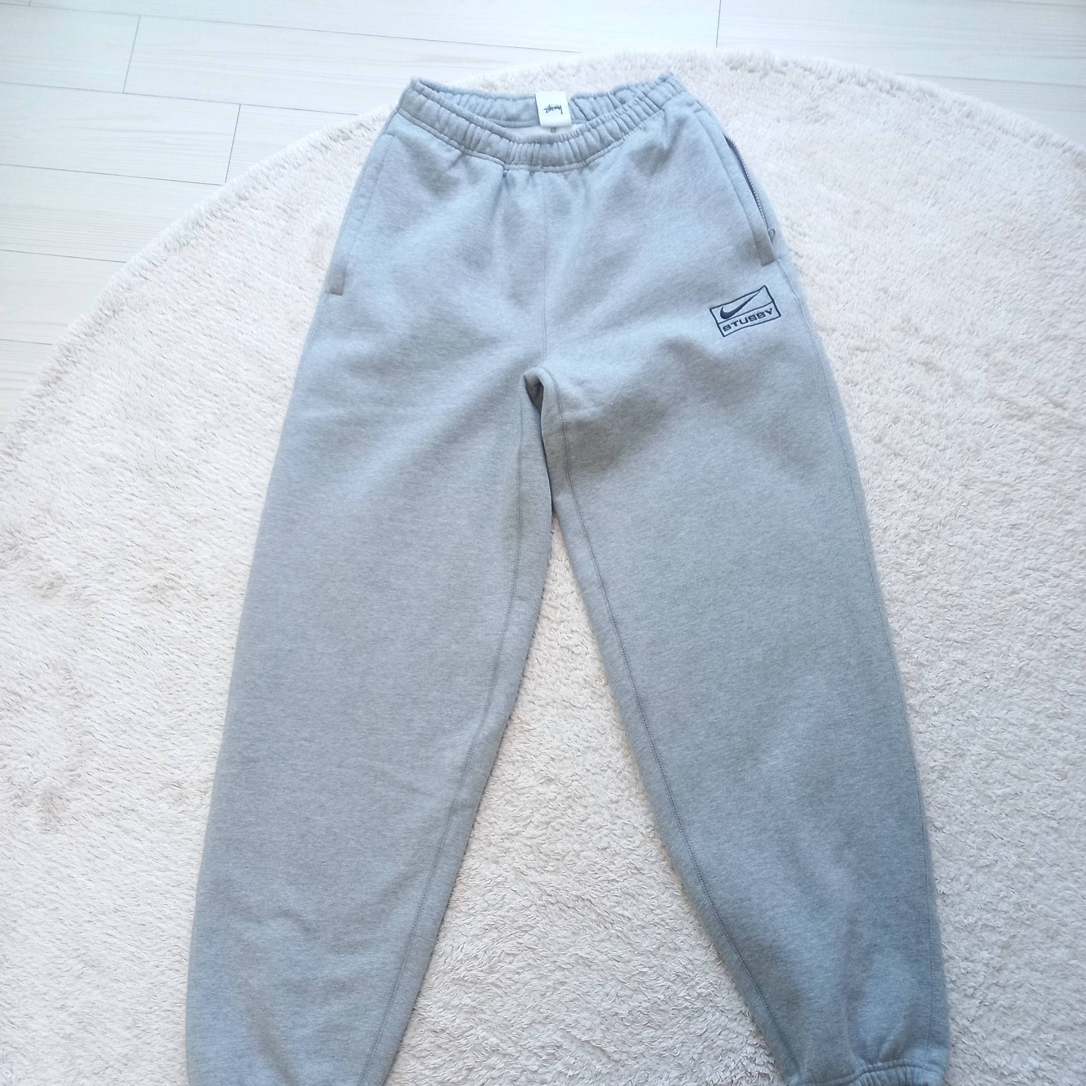 Nike x Stussy NRG Fleece Pants Dark Grey Heather (DO9340-063) 착용 스타일 - 3