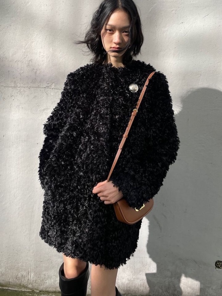 Yunse Women Eco Fur Coat Black 착용 스타일