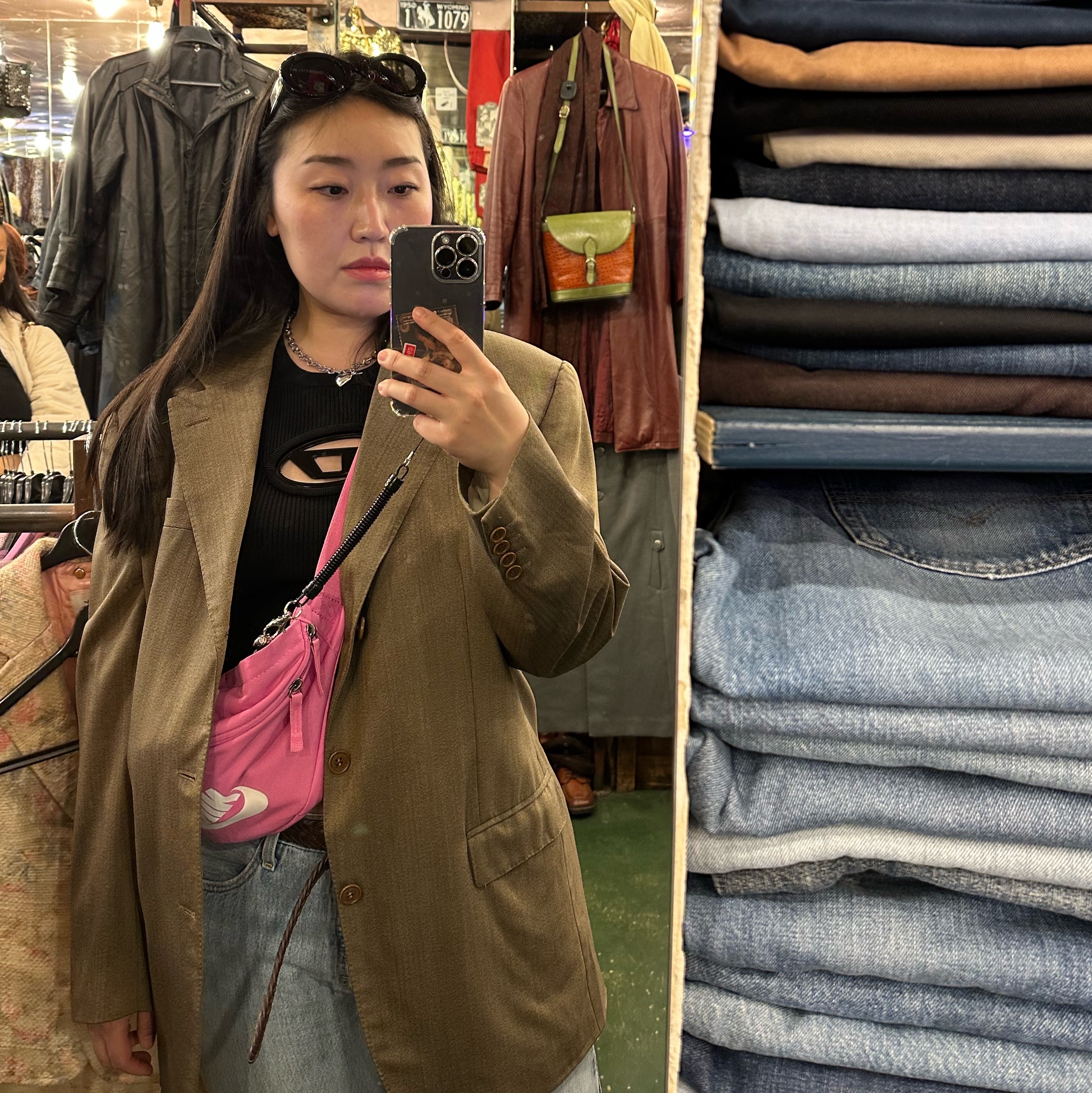 (W) 디젤 M-오네르바-탑 로고 플라크 컷아웃 니트 탑 블랙 블랙, 나이키 NSW 헤리티지 힙 팩 블랙 착용 스타일