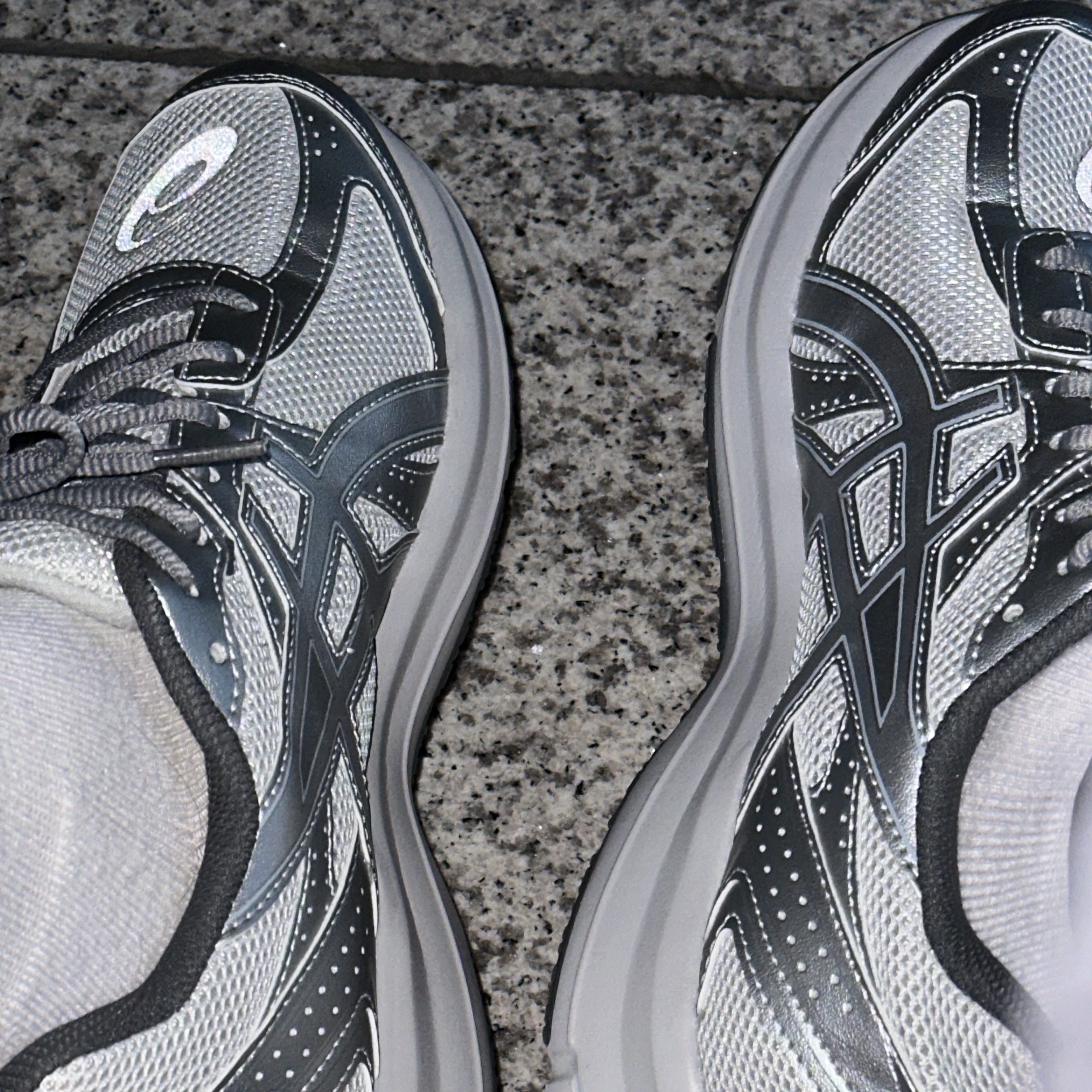 Asics Jog 100 S SMU Glacier Grey Pure Silver - 2E Wide 착용 스타일
