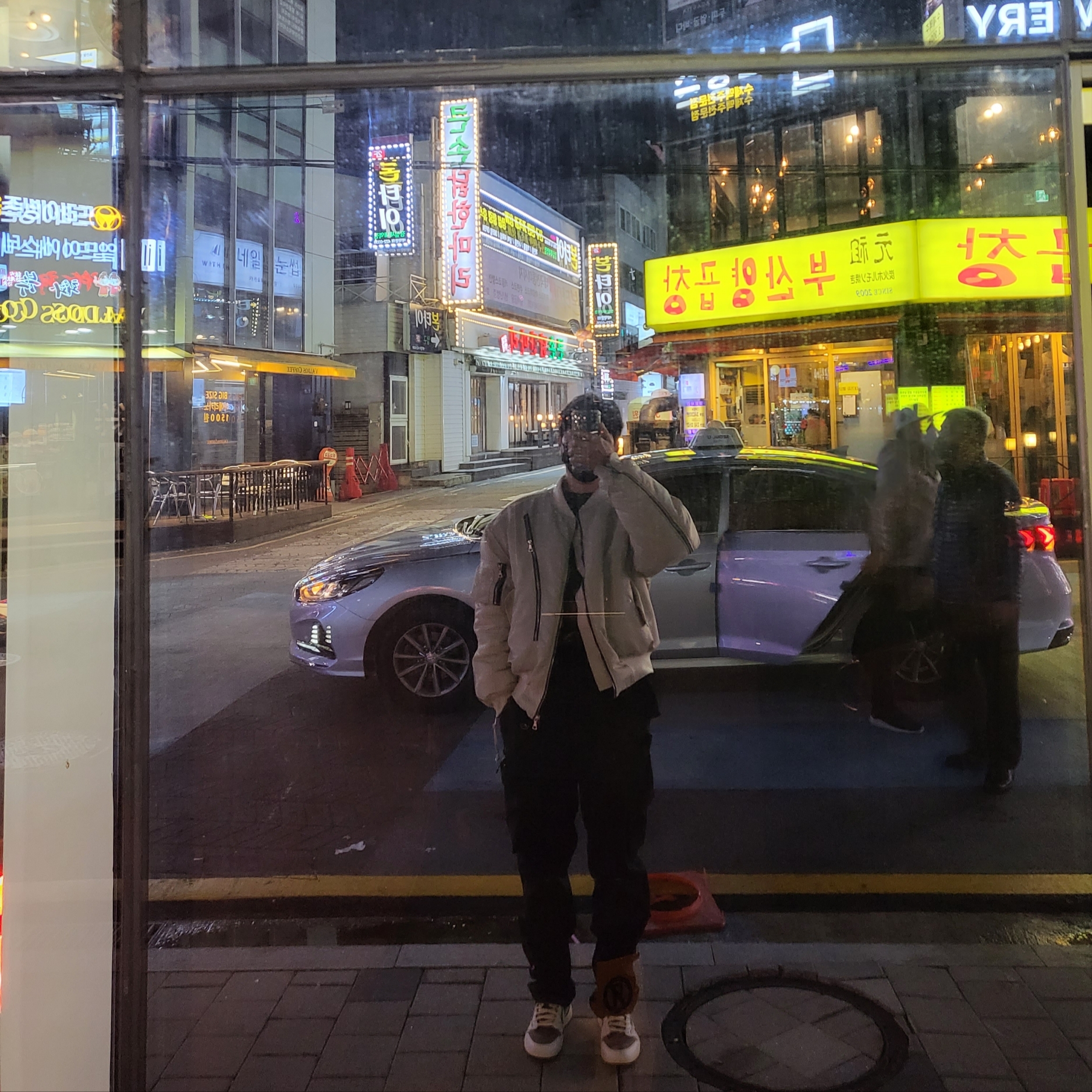 Jordan 1 x Travis Scott Retro Low OG SP Sail and Ridgerock, Undermycar Bucky Multi Pocket Dynamic Pants Rookie Black - 22SS 착용 스타일