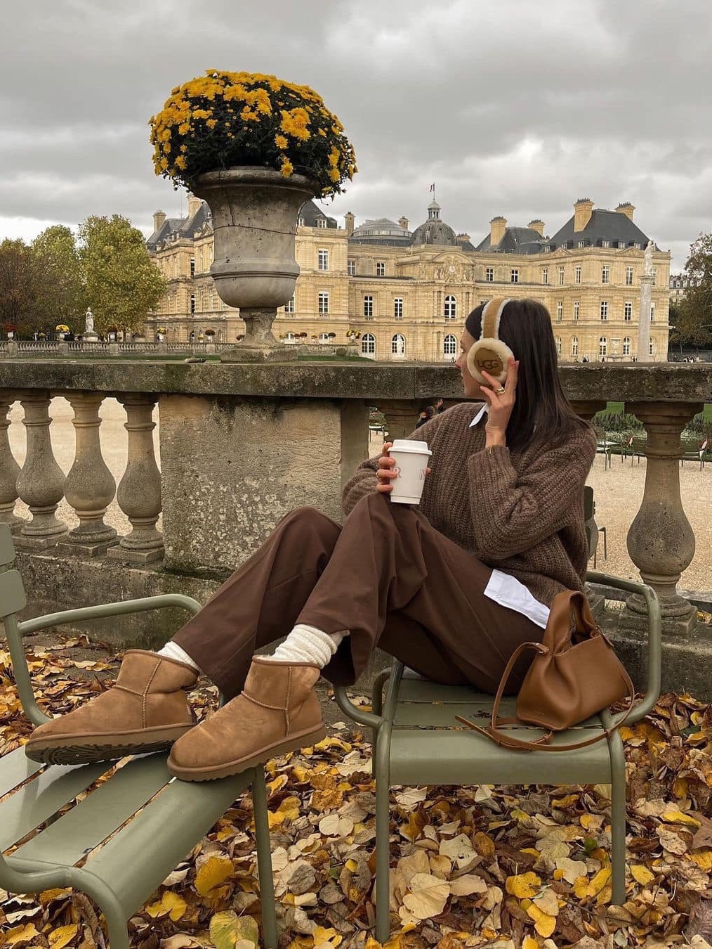 (W) UGG Embroidered Logo Earmuff Chestnut 착용 스타일 - 4