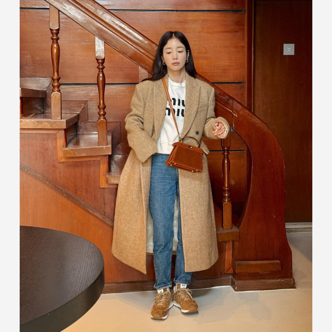 (W) New Balance x Miu Miu 574 Marble Denim Cognac 착용 스타일 - 2
