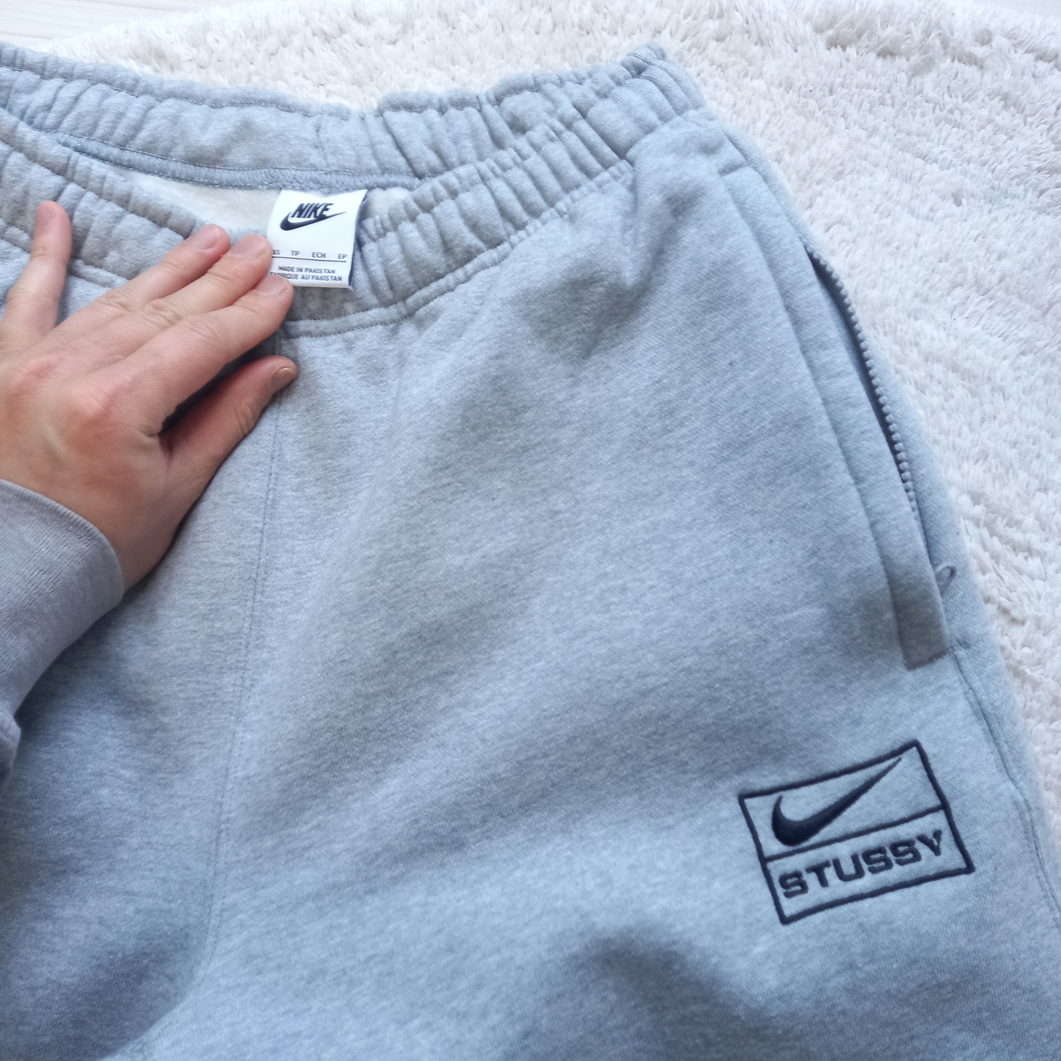 Nike x Stussy NRG Fleece Pants Dark Grey Heather (DO9340-063) 착용 스타일 - 2