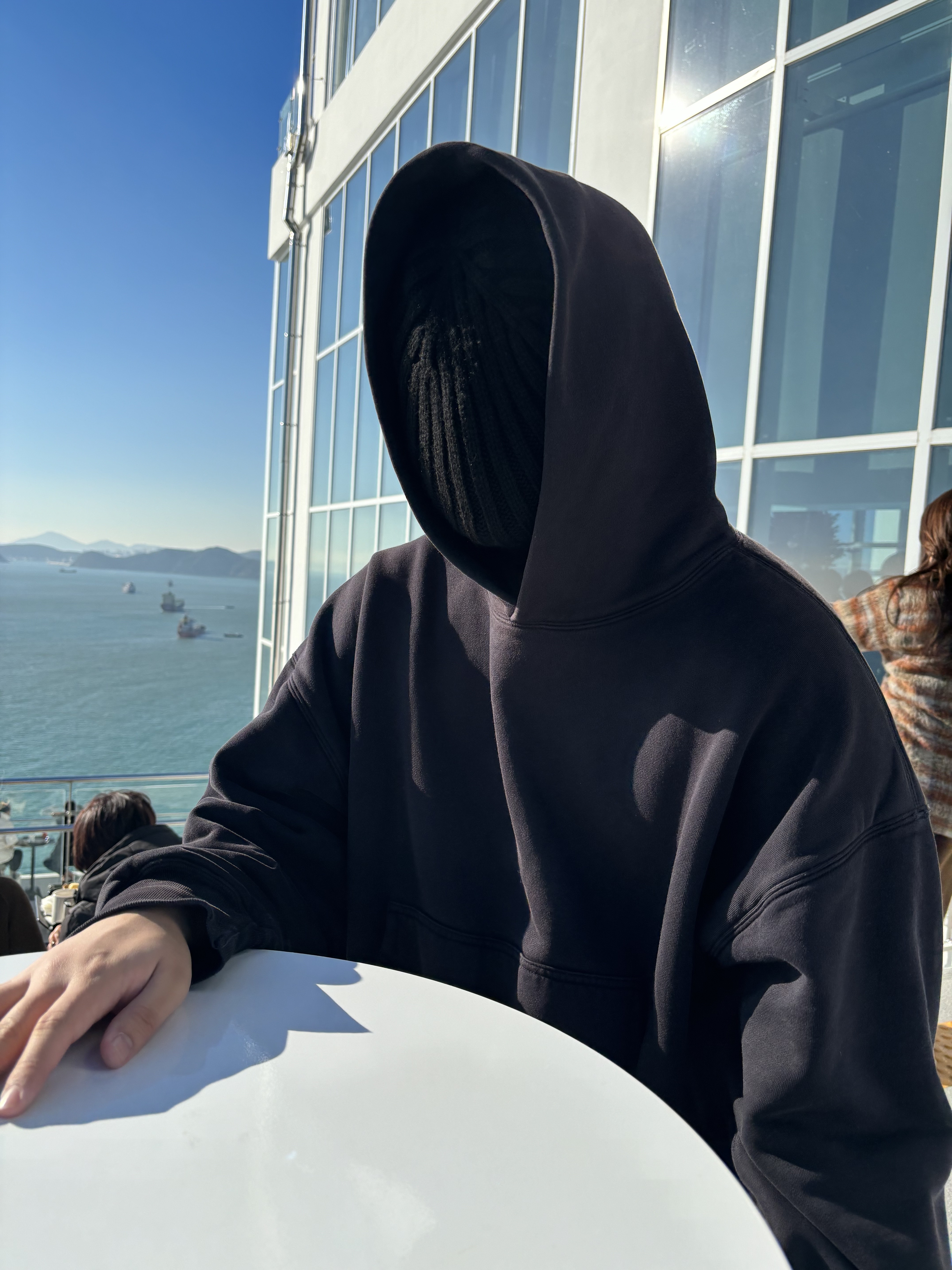 Yeezy Gap Hoodie Black 착용 스타일 - 2