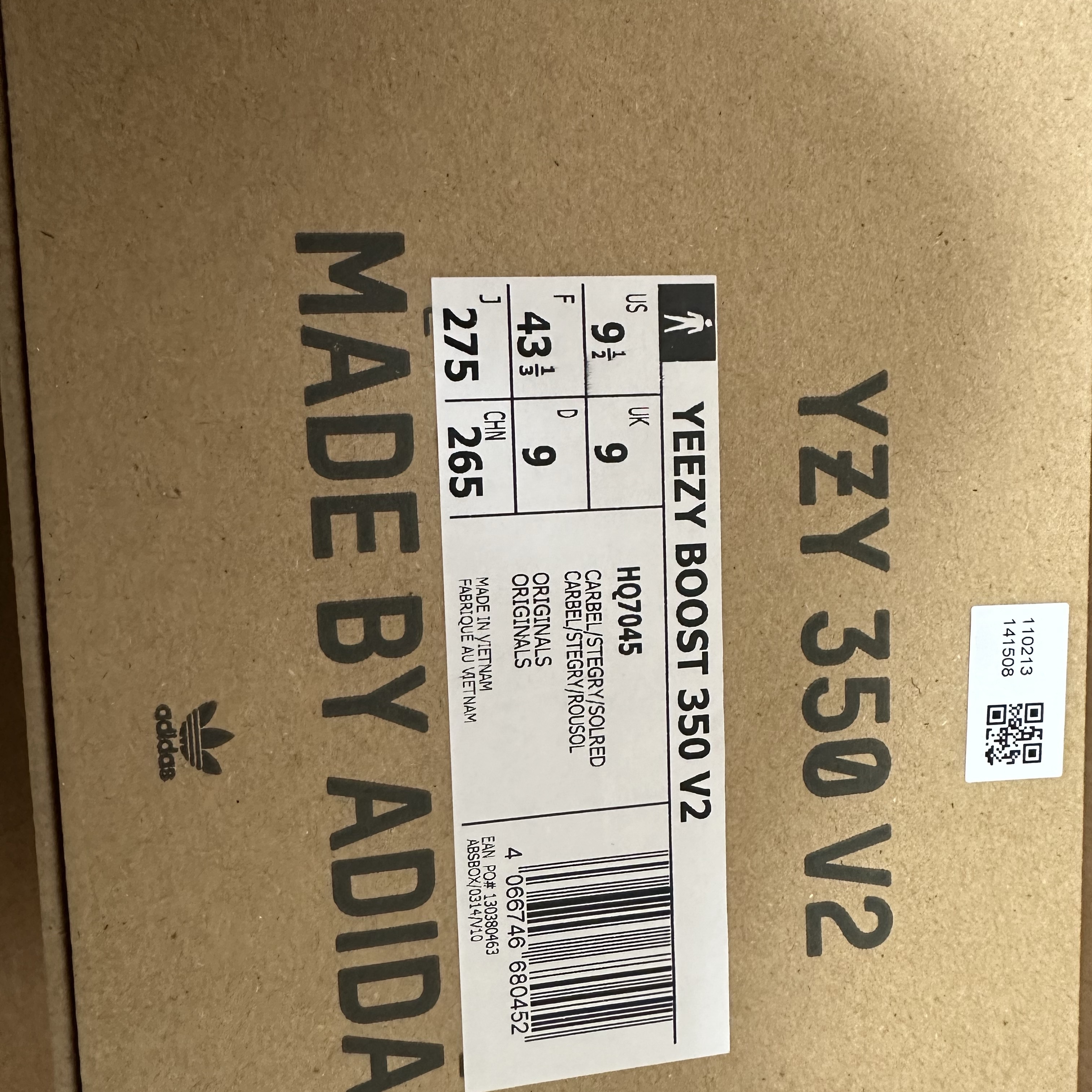Adidas Yeezy Boost 350 V2 Carbon Beluga 착용 스타일 - 3