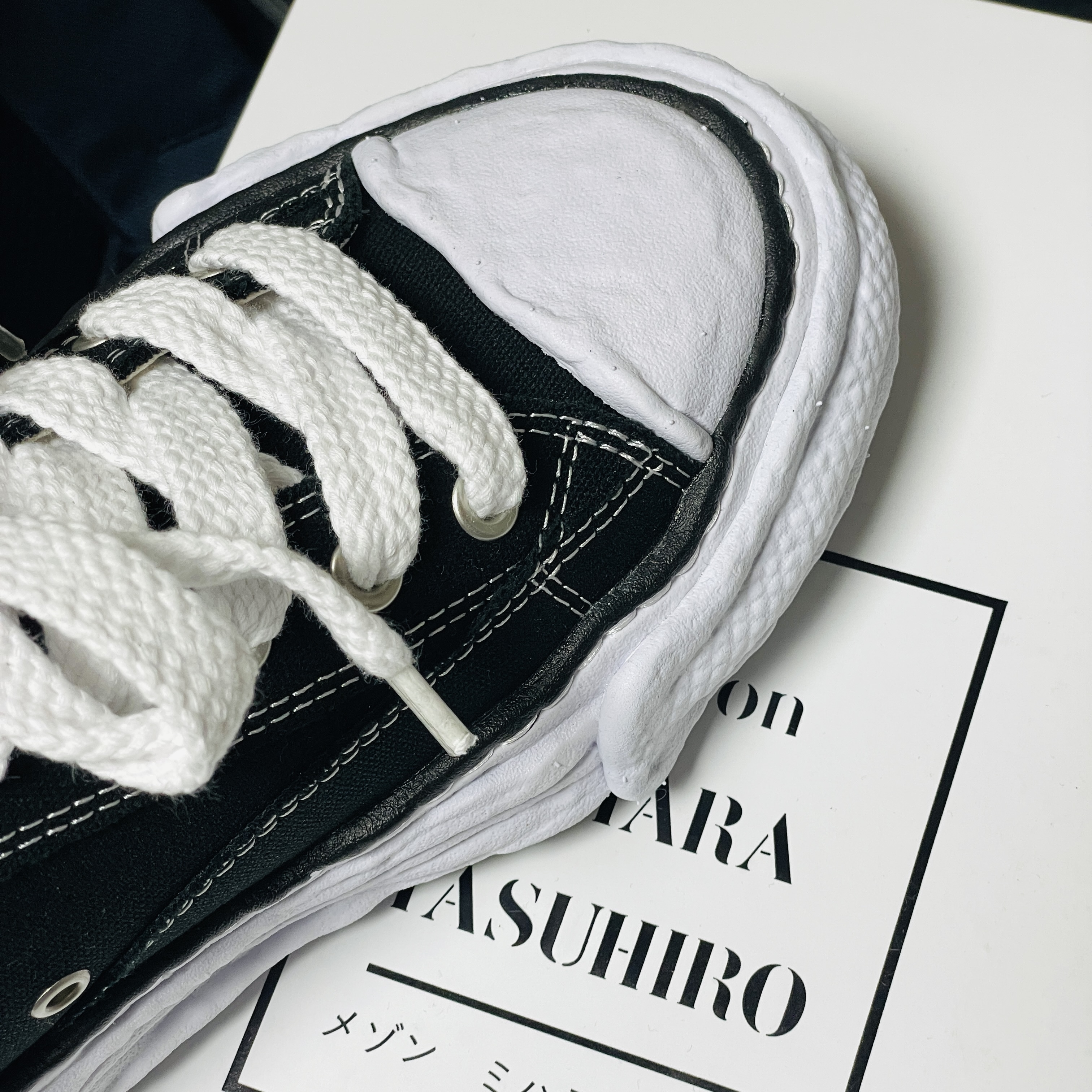 Maison Mihara Yasuhiro Peterson23 OG Sole Canvas Low-top Sneakers Black 착용 스타일 - 4