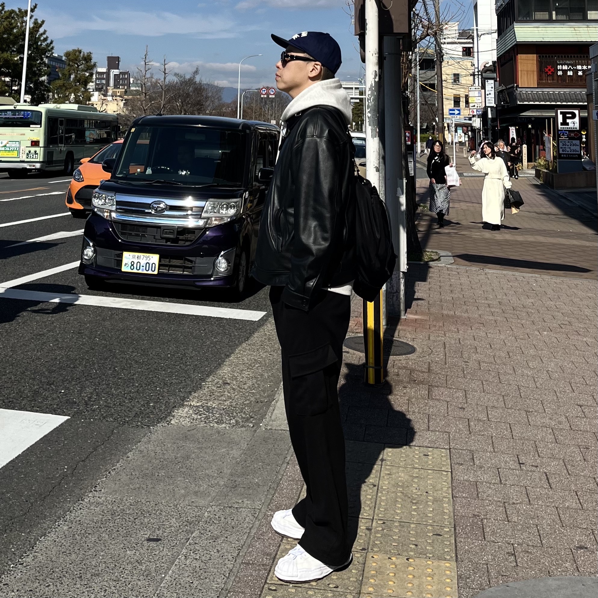 휴먼 메이드 베이스볼 캡 네이비, 메종 미하라 야스히로 블레이키 OG 솔 엠보스 레더 로우탑 스니커즈 화이트 착용 스타일 - 2