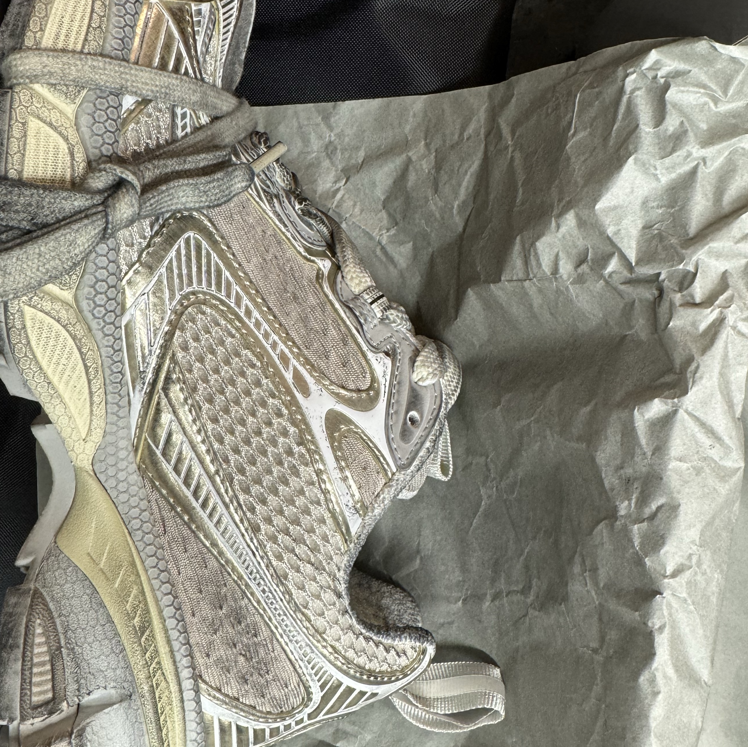 (W) Balenciaga 3XL Sneakers Light Beige 착용 스타일