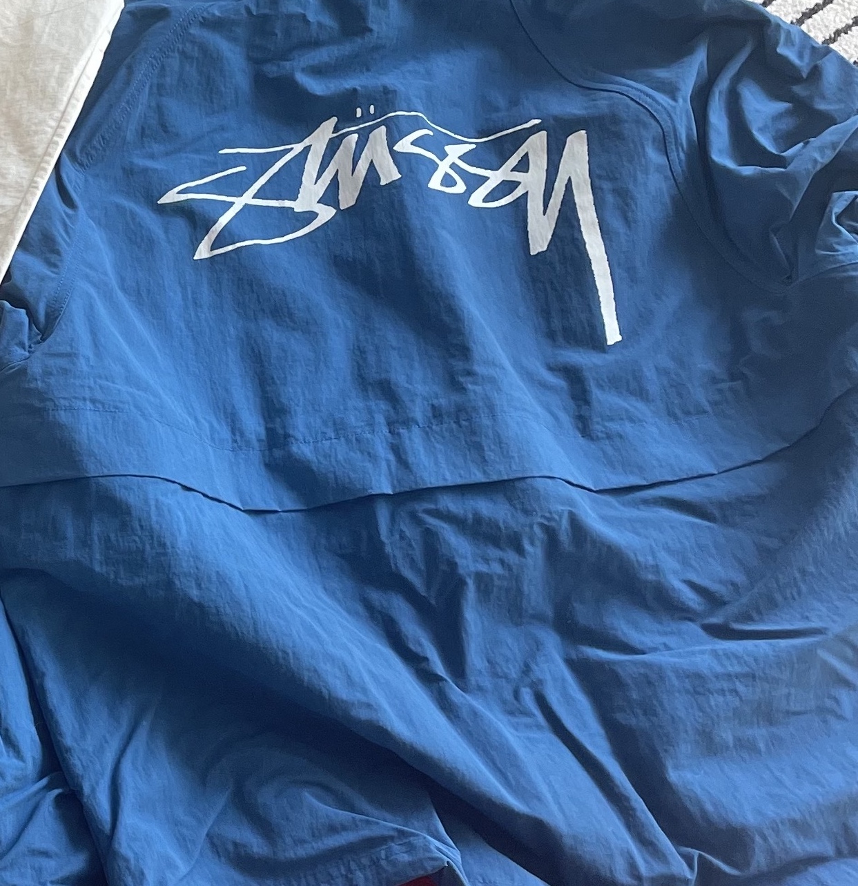 Stussy Wave Dye Beach Shell Jacket Cobalt 착용 스타일