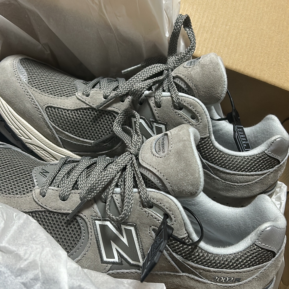 New Balance 2002R Grey 착용 스타일