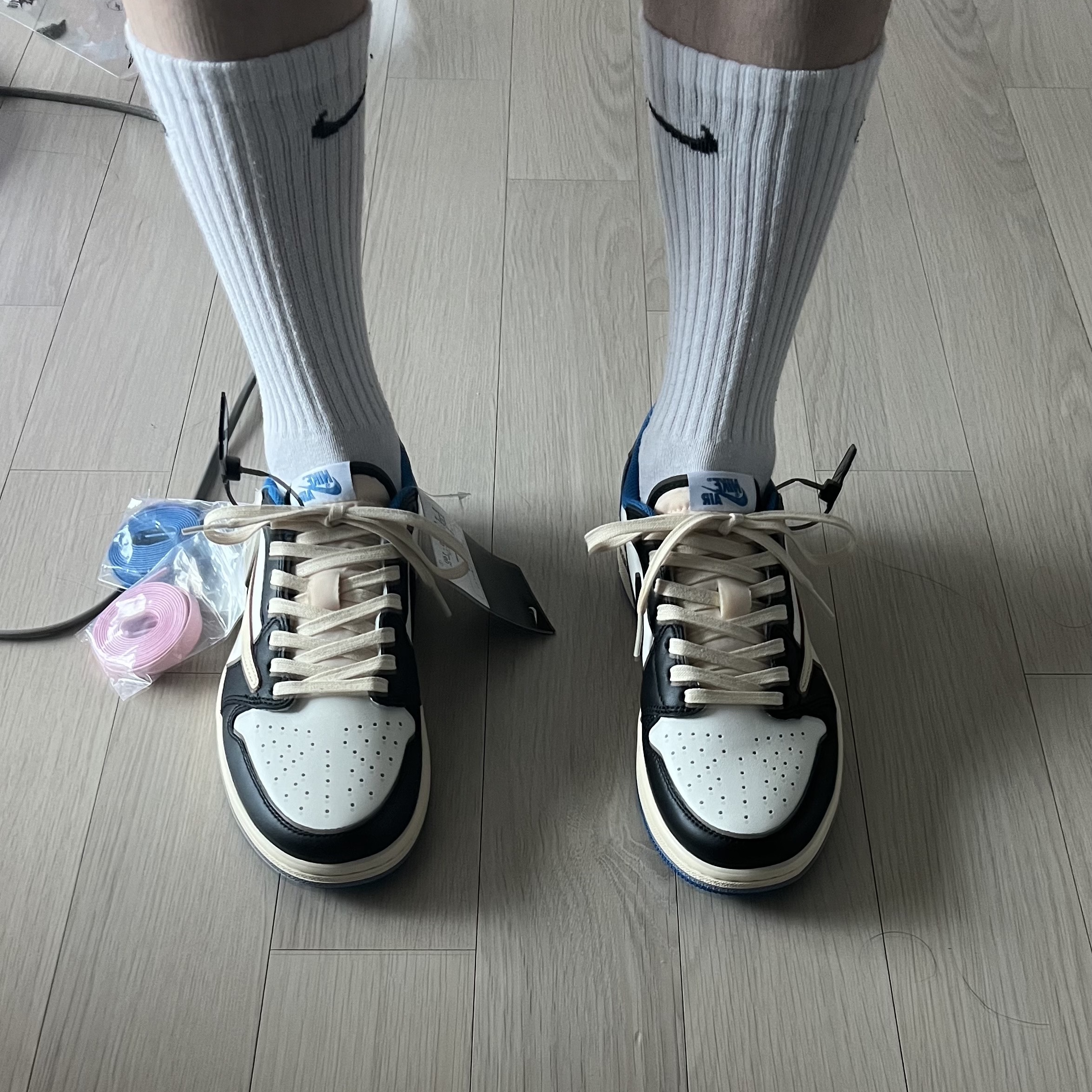 Jordan 1 x Travis Scott x Fragment Retro Low OG SP Military Blue 착용 스타일