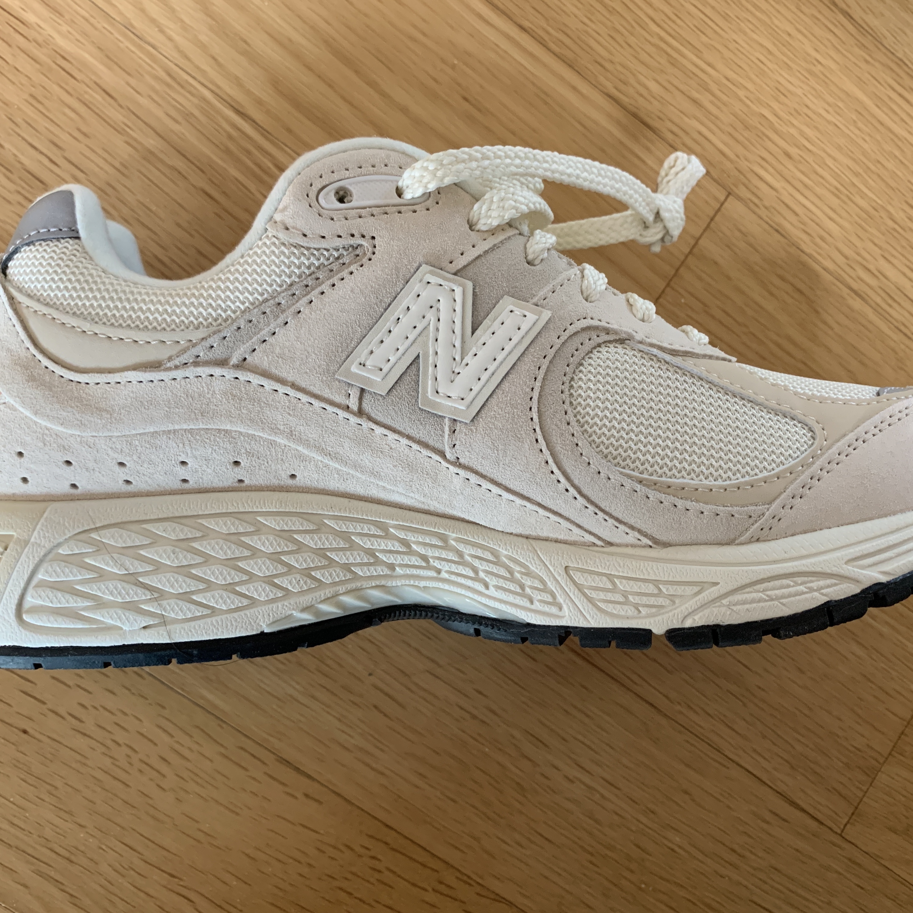 New Balance 2002R Beige Calm Taupe 착용 스타일 - 3