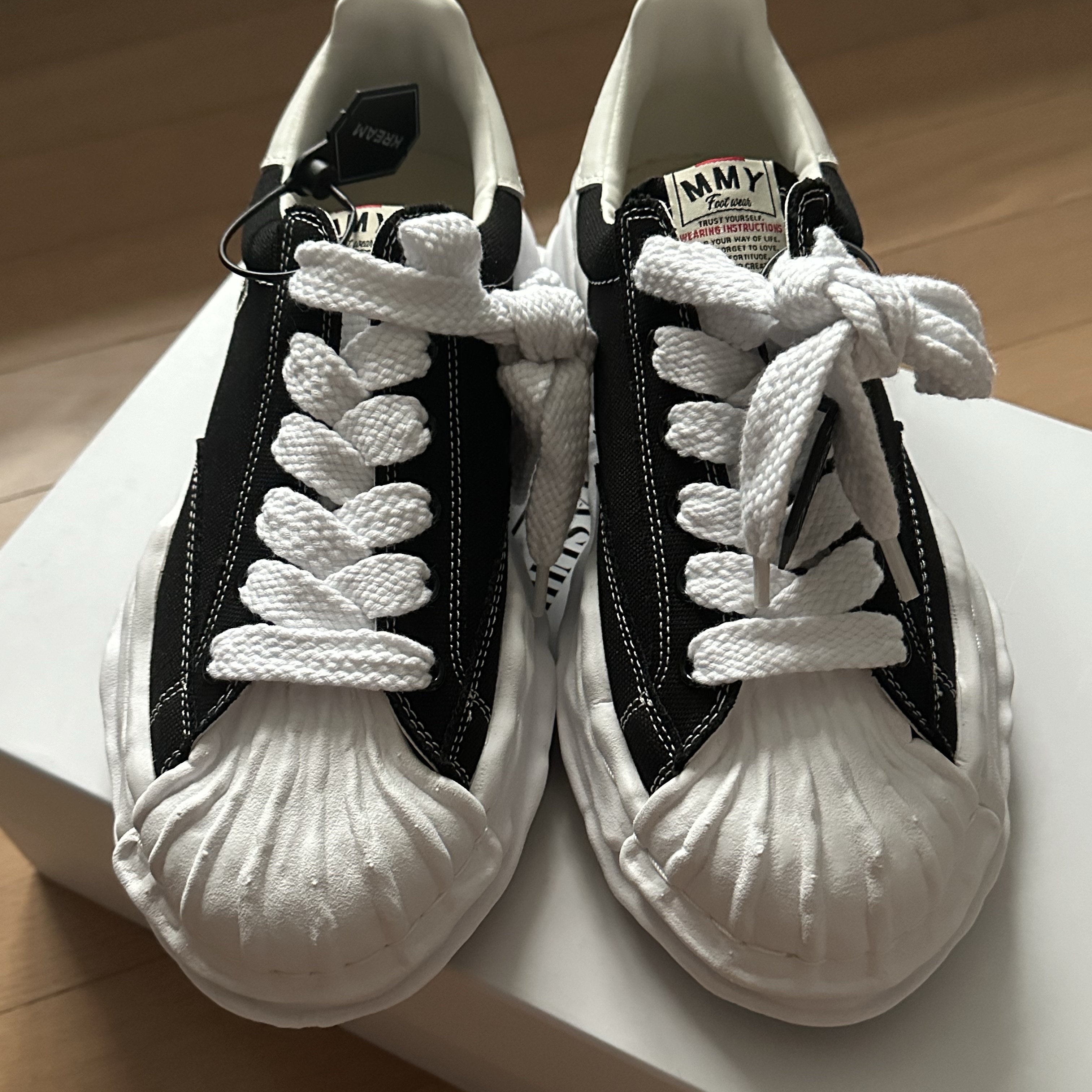Maison Mihara Yasuhiro Blakey OG Sole Canvas Low-top Sneakers Black White 착용 스타일