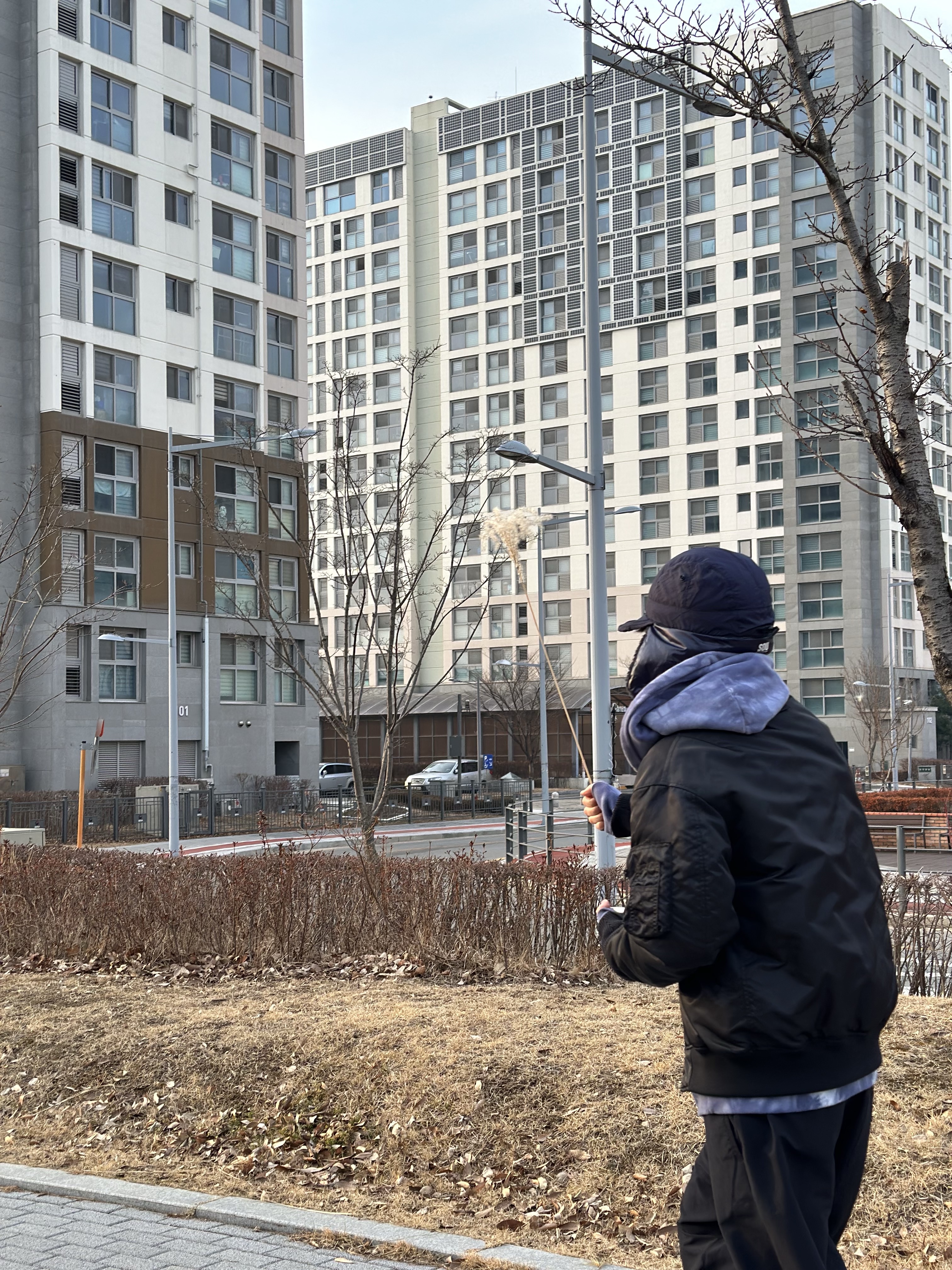 The North Face x Undercover Soukuu Down Cap TNF Black Aviator Navy, Stussy x Dries Van Noten Tie Dye Hoodie Blue 착용 스타일 - 1