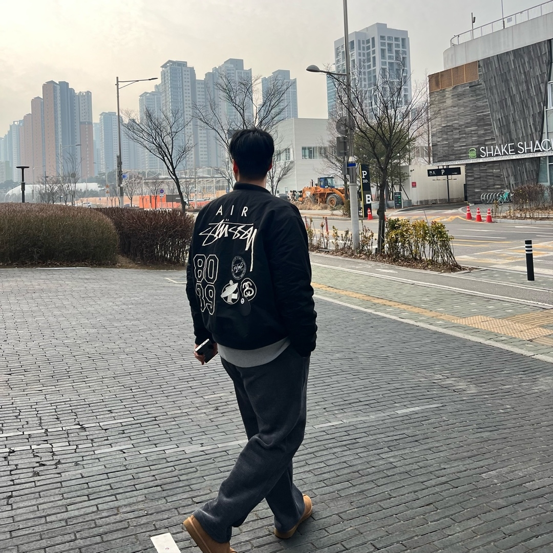 Nike x Stussy Reversible Jacket Black (FJ9153-010), UGG Tasman Slipper Chestnut 착용 스타일