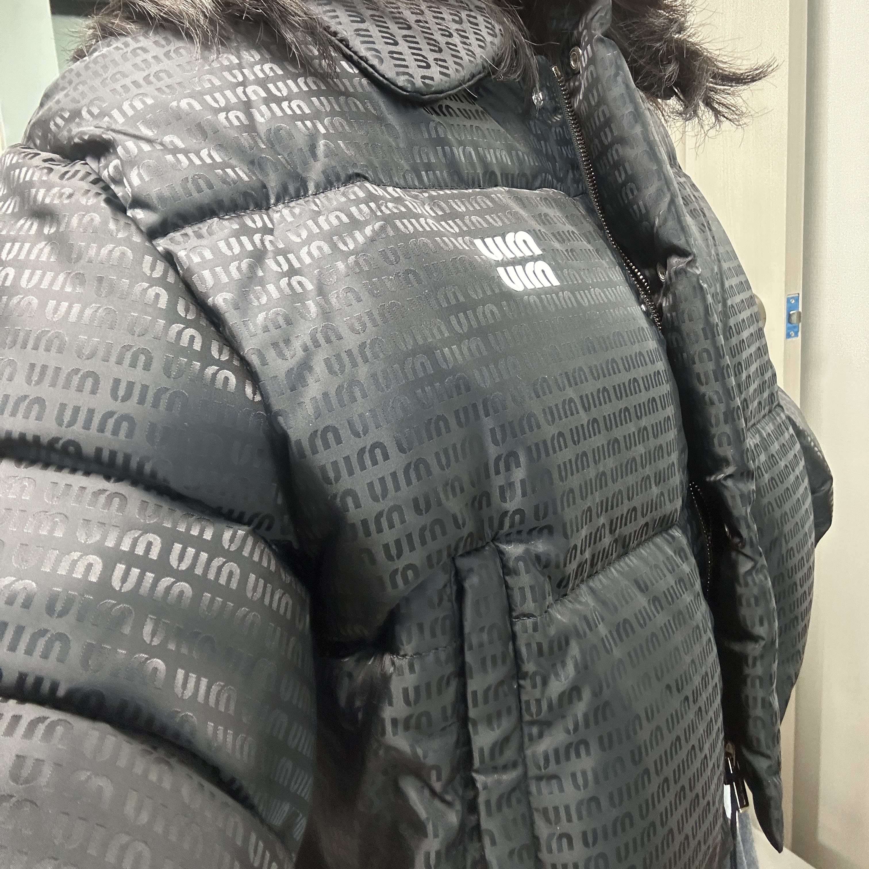 (W) Miu Miu Nylon Cropped Down Jacket Black 착용 스타일